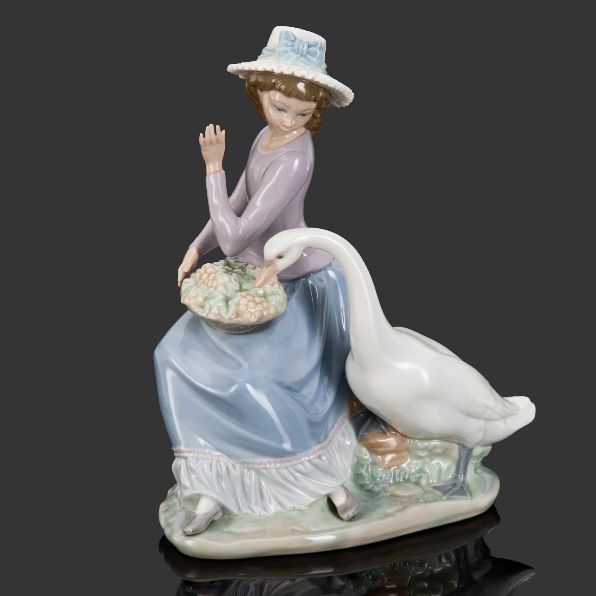 Статуэтка "Девушка с гусем", скульптор Vicente Martinez, фарфор, роспись, Lladro, Lladro
