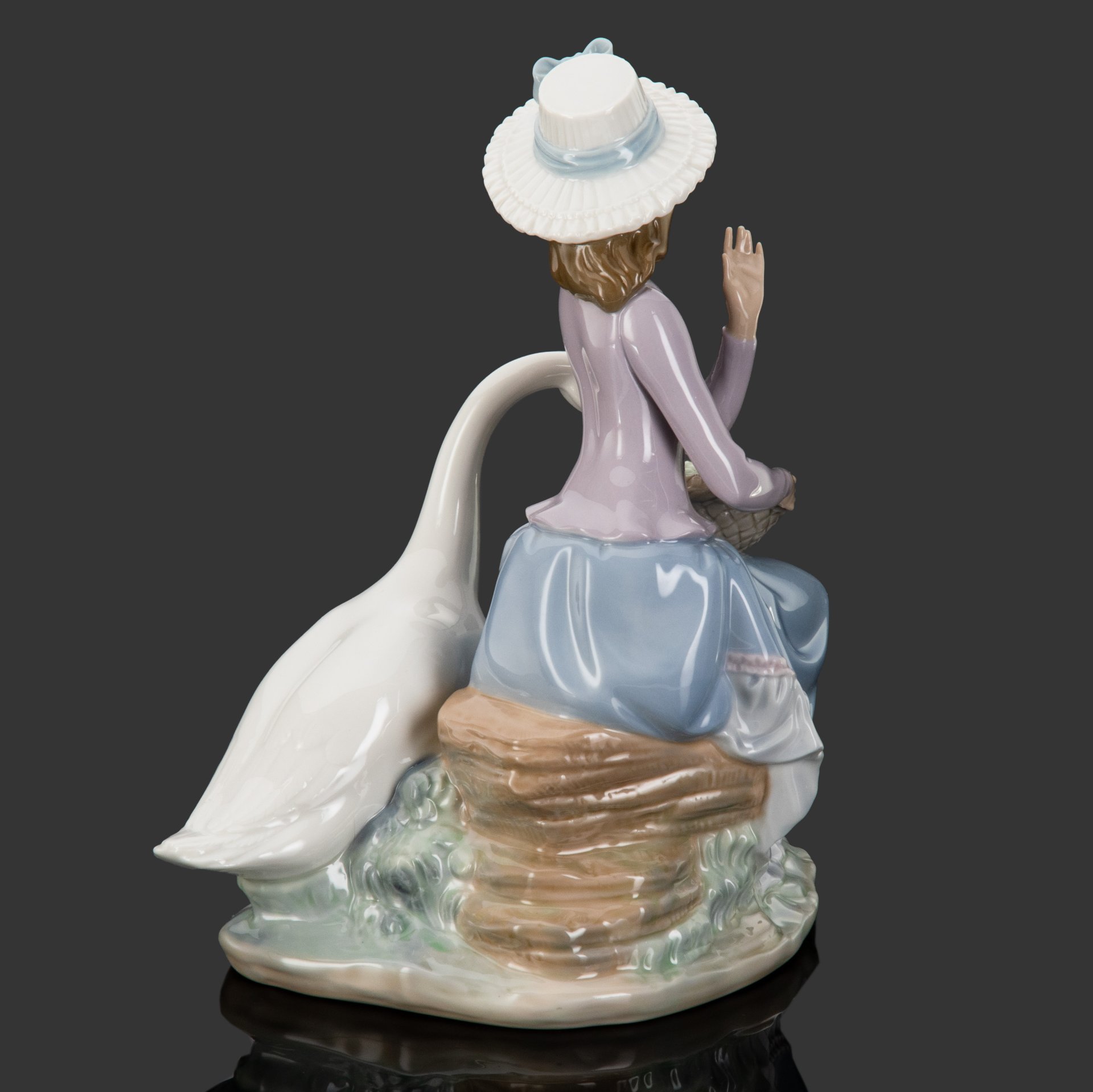 Статуэтка "Девушка с гусем", скульптор Vicente Martinez, фарфор, роспись, Lladro, Lladro