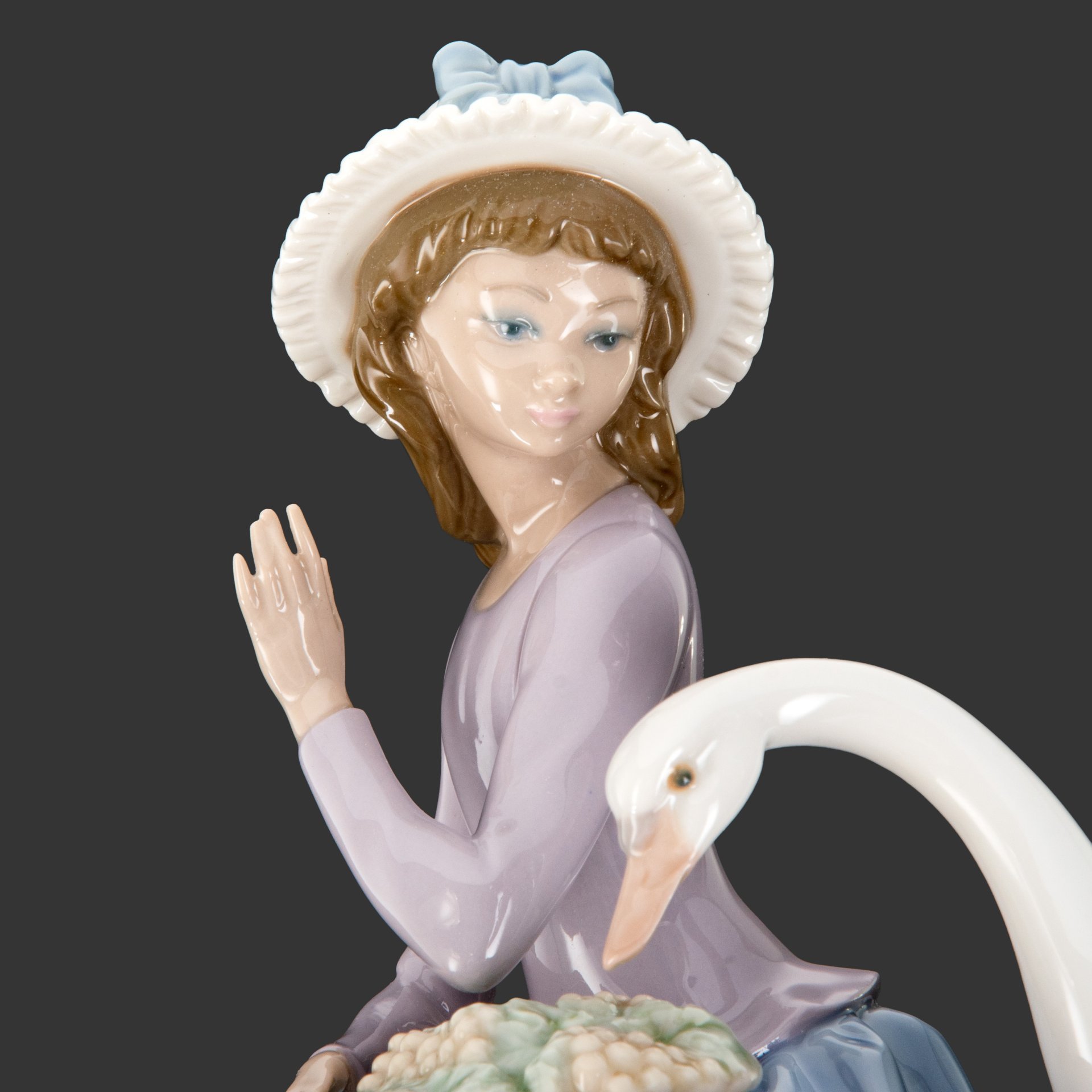 Статуэтка "Девушка с гусем", скульптор Vicente Martinez, фарфор, роспись, Lladro, Lladro