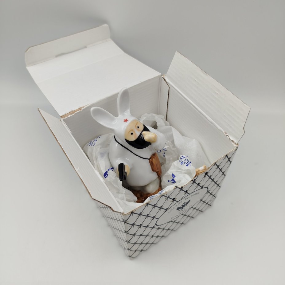 Статуэтка "Русский партизан №1" в оригинальной коробке, автор В.А. Голубев, фарфор, роспись, картон, Императорский фарфоровый завод (ИФЗ), Российская Федерация, 2004 г.