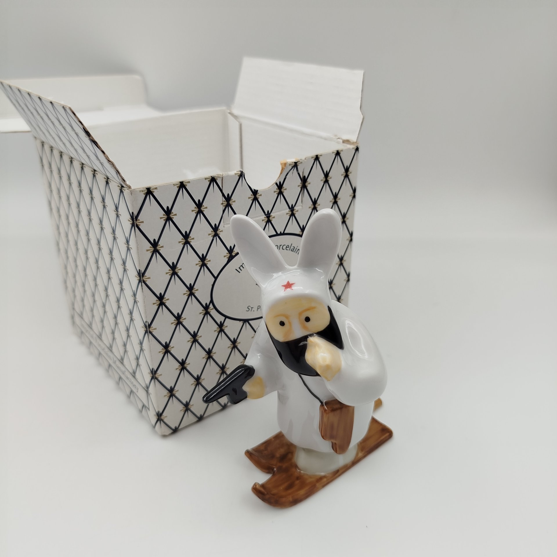 Статуэтка "Русский партизан №1" в оригинальной коробке, автор В.А. Голубев, фарфор, роспись, картон, Императорский фарфоровый завод (ИФЗ), Российская Федерация, 2004 г.