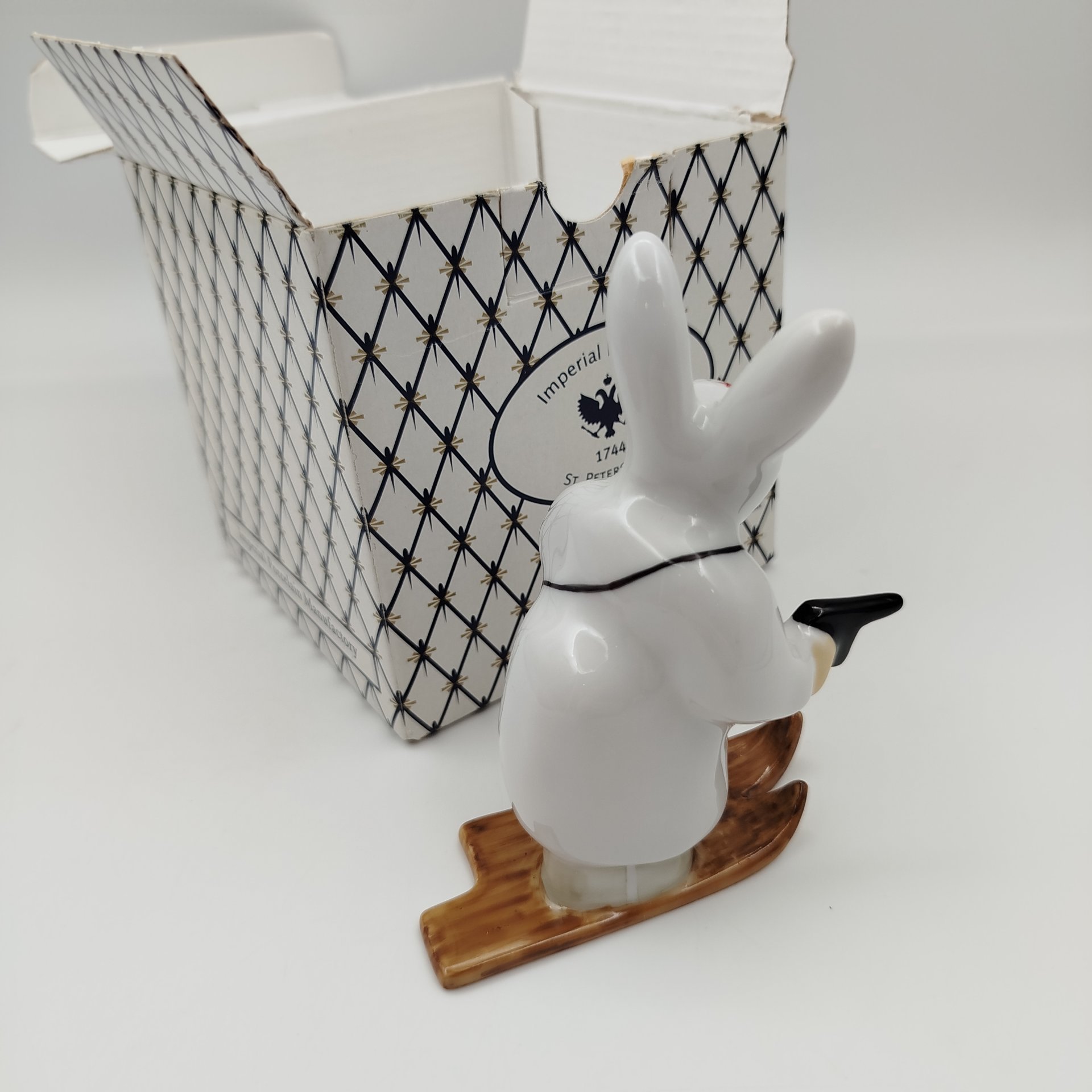 Статуэтка "Русский партизан №1" в оригинальной коробке, автор В.А. Голубев, фарфор, роспись, картон, Императорский фарфоровый завод (ИФЗ), Российская Федерация, 2004 г.