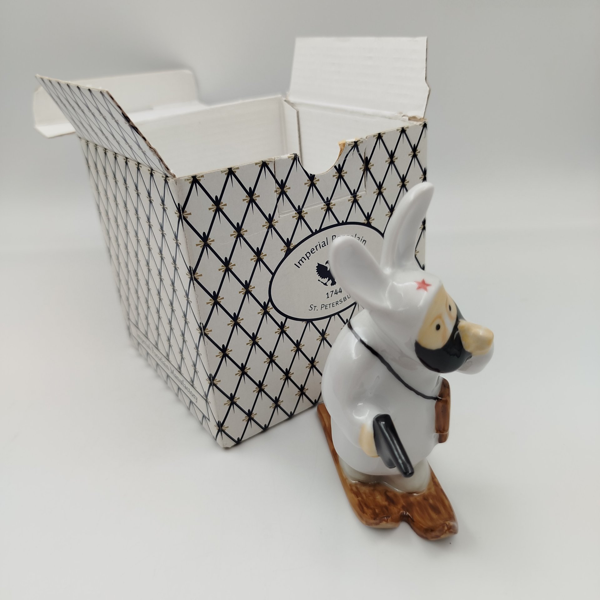 Статуэтка "Русский партизан №1" в оригинальной коробке, автор В.А. Голубев, фарфор, роспись, картон, Императорский фарфоровый завод (ИФЗ), Российская Федерация, 2004 г.