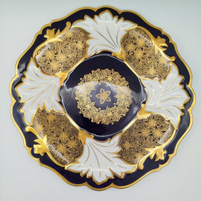 Тарелка сервировочная (для закусок) с фигурным краем из коллекции "Jutta", выполненная в бело-кобальтовой цветовой гамме, фарфор, деколь, золочение, Weimar Porzellan (Веймарский фарфор), Германия, 1949-1980 гг.