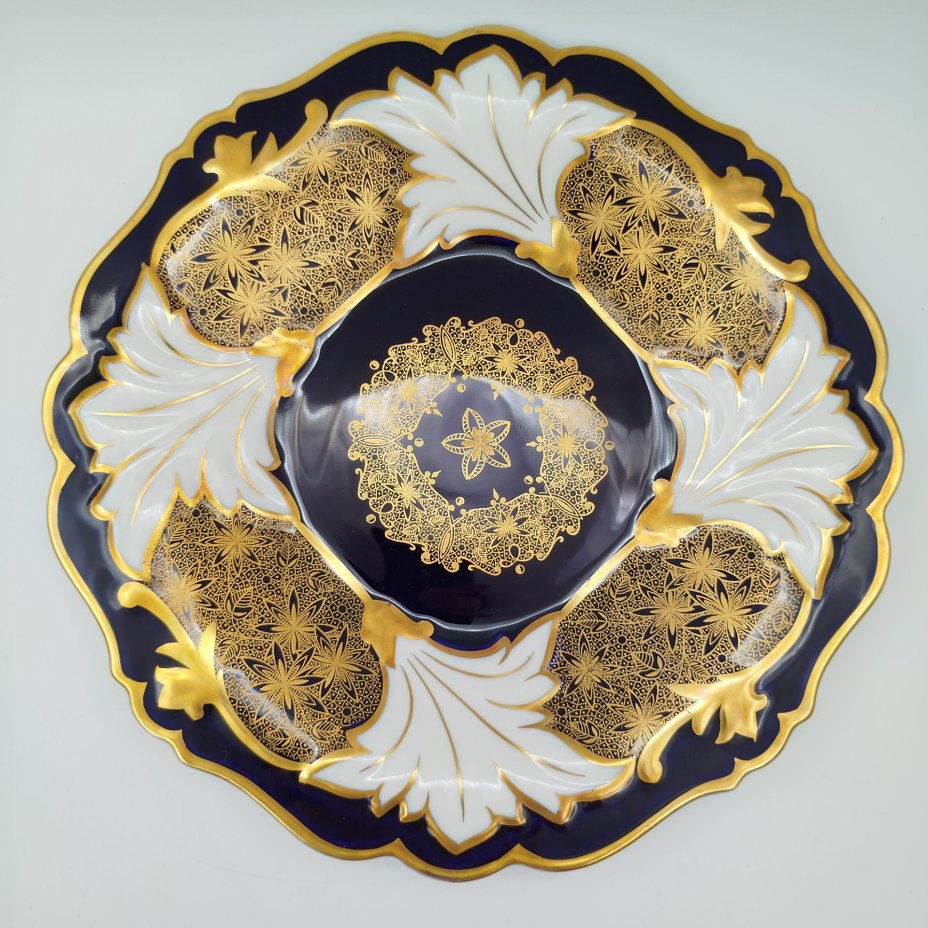 Тарелка сервировочная (для закусок) с фигурным краем из коллекции "Jutta", выполненная в бело-кобальтовой цветовой гамме, фарфор, деколь, золочение, Weimar Porzellan (Веймарский фарфор), Германия, 1949-1980 гг.