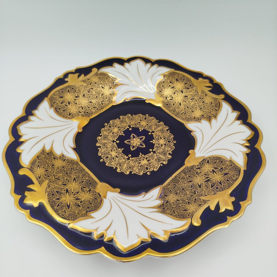 Тарелка сервировочная (для закусок) с фигурным краем из коллекции "Jutta", выполненная в бело-кобальтовой цветовой гамме, фарфор, деколь, золочение, Weimar Porzellan (Веймарский фарфор), Германия, 1949-1980 гг.
