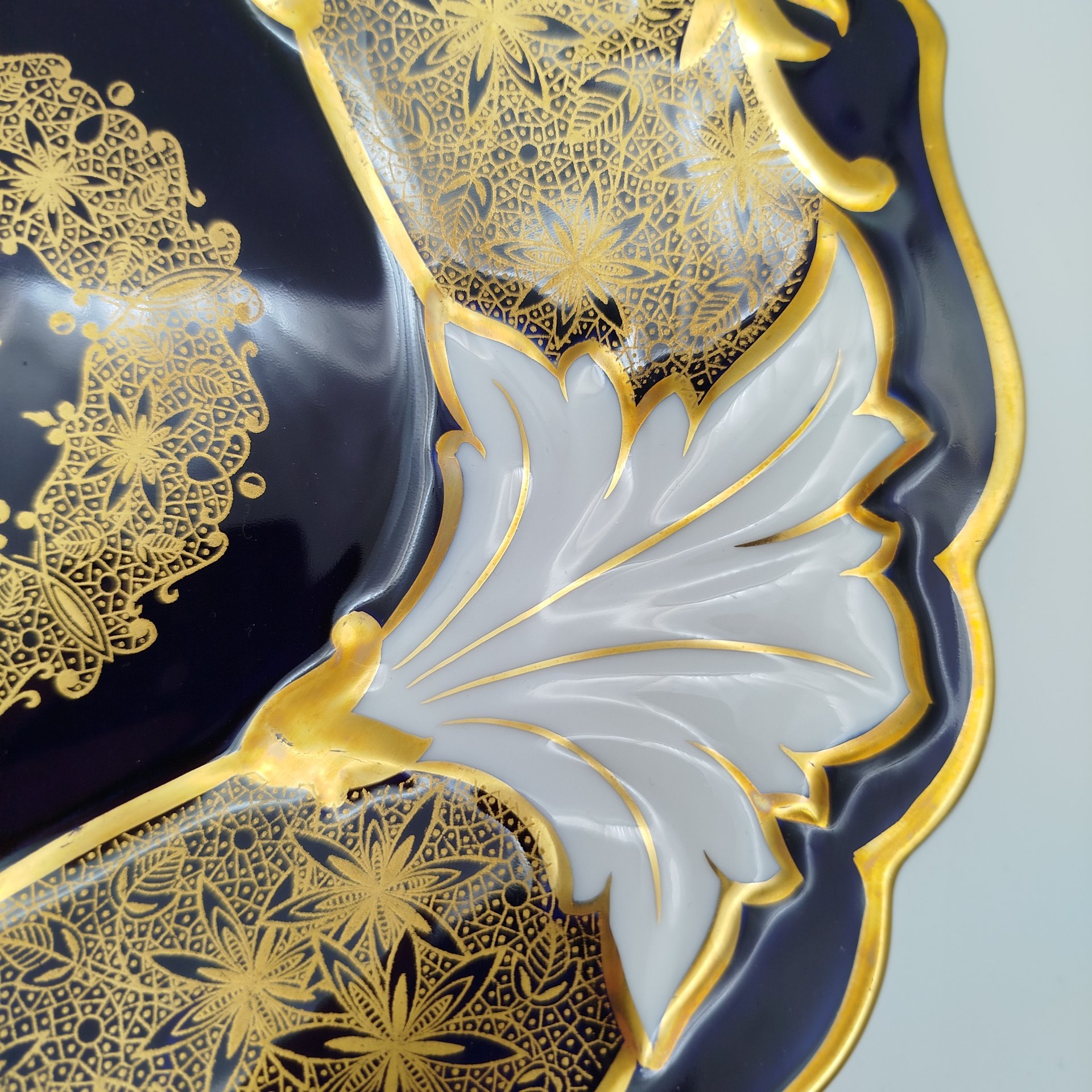 Тарелка сервировочная (для закусок) с фигурным краем из коллекции "Jutta", выполненная в бело-кобальтовой цветовой гамме, фарфор, деколь, золочение, Weimar Porzellan (Веймарский фарфор), Германия, 1949-1980 гг.