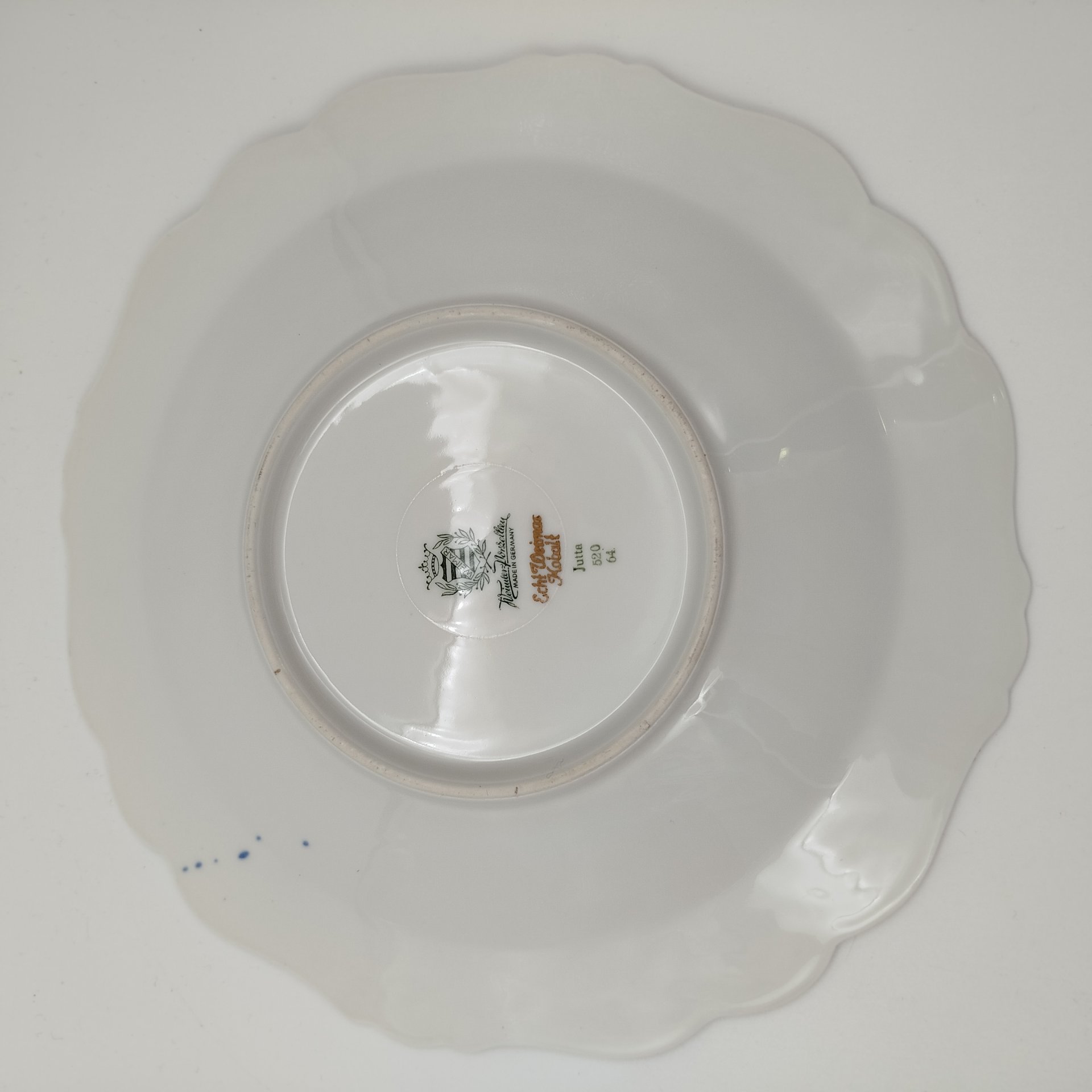 Тарелка сервировочная (для закусок) с фигурным краем из коллекции "Jutta", выполненная в бело-кобальтовой цветовой гамме, фарфор, деколь, золочение, Weimar Porzellan (Веймарский фарфор), Германия, 1949-1980 гг.