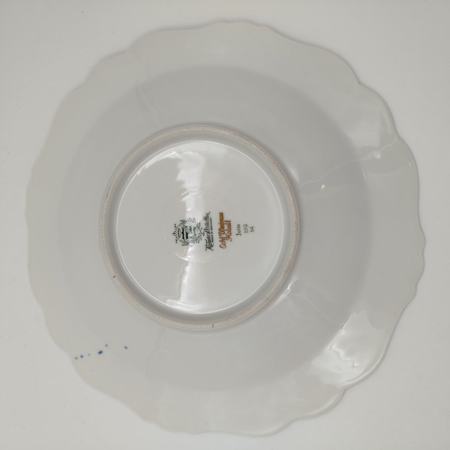 Тарелка сервировочная (для закусок) с фигурным краем из коллекции "Jutta", выполненная в бело-кобальтовой цветовой гамме, фарфор, деколь, золочение, Weimar Porzellan (Веймарский фарфор), Германия, 1949-1980 гг.