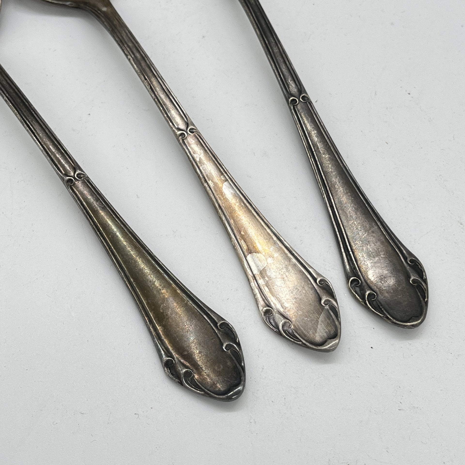 Набор из 3 столовых ложек с фигурным декором на ручках, мНЦ (медь-никель-цинк), Киевский завод столовых приборов и посуды им. Дзержинского (ЗiД, ЗиД), СССР, 1950 г.