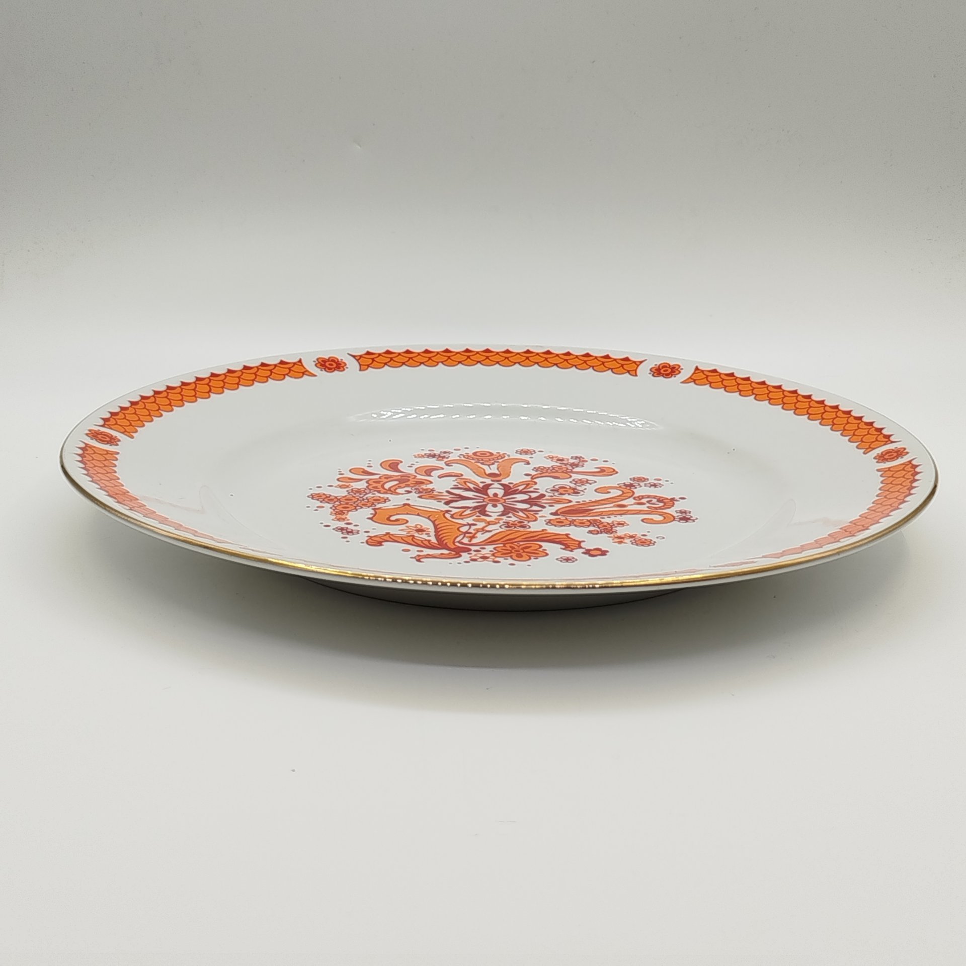 Блюдо сервировочное с цветочным орнаментом, фарфор, деколь, золочение, Graf Von Henneberg Porzellan, 1777 Jlmenau, ГДР, 1977-1990 гг.