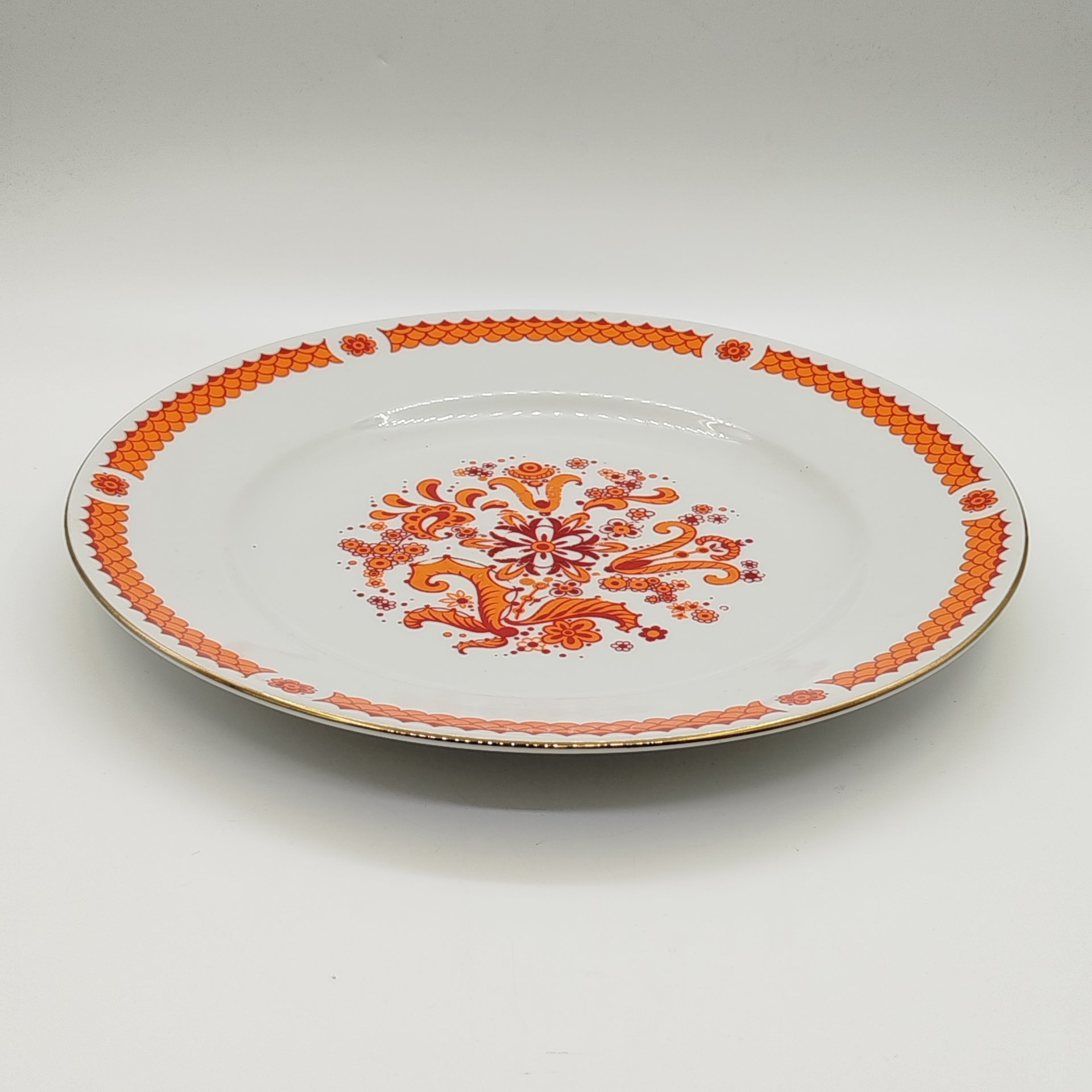Блюдо сервировочное с цветочным орнаментом, фарфор, деколь, золочение, Graf Von Henneberg Porzellan, 1777 Jlmenau, ГДР, 1977-1990 гг.