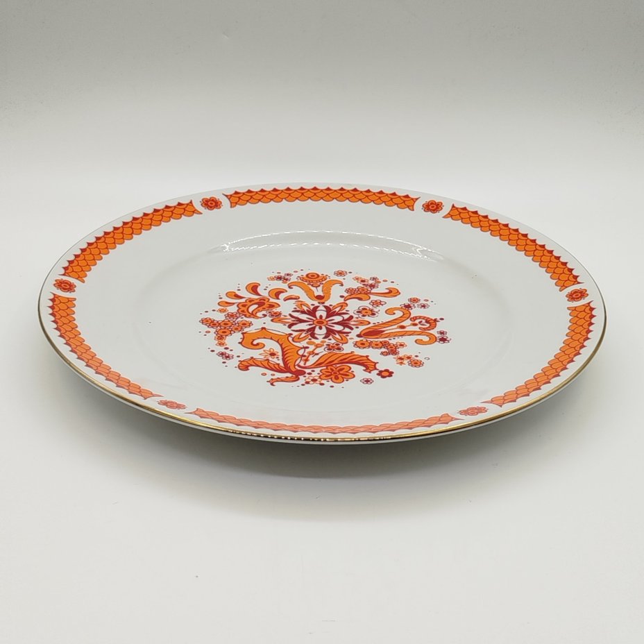 Блюдо сервировочное с цветочным орнаментом