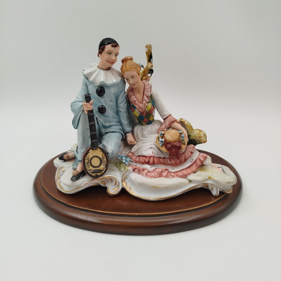 Статуэтка "Пьеро и Коломбина", бисквит, дерево, роспись, Capodimonte (Каподимонте), Италия, 1980-2000 гг.