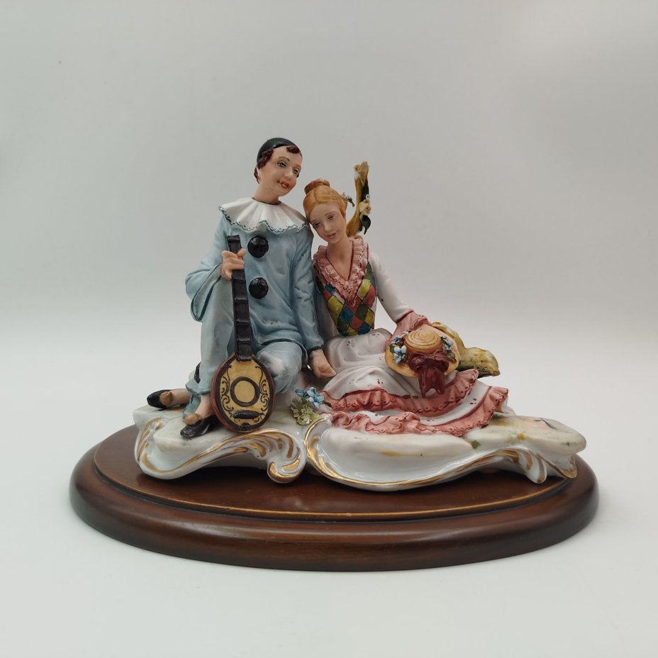 Статуэтка "Пьеро и Коломбина", бисквит, дерево, роспись, Capodimonte (Каподимонте), Италия, 1980-2000 гг.