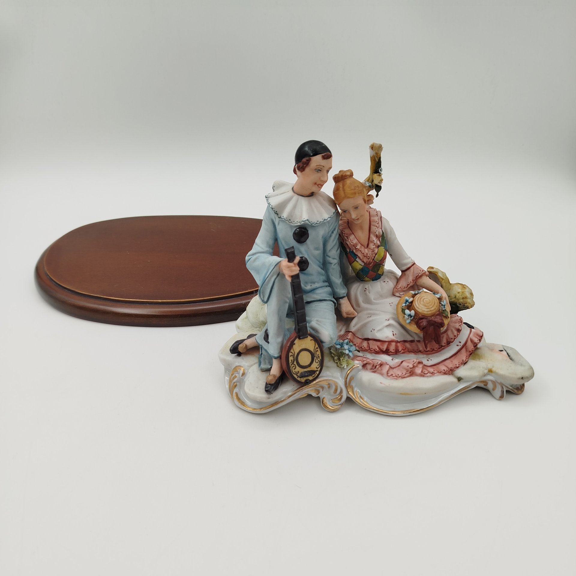 Статуэтка "Пьеро и Коломбина", бисквит, дерево, роспись, Capodimonte (Каподимонте), Италия, 1980-2000 гг.