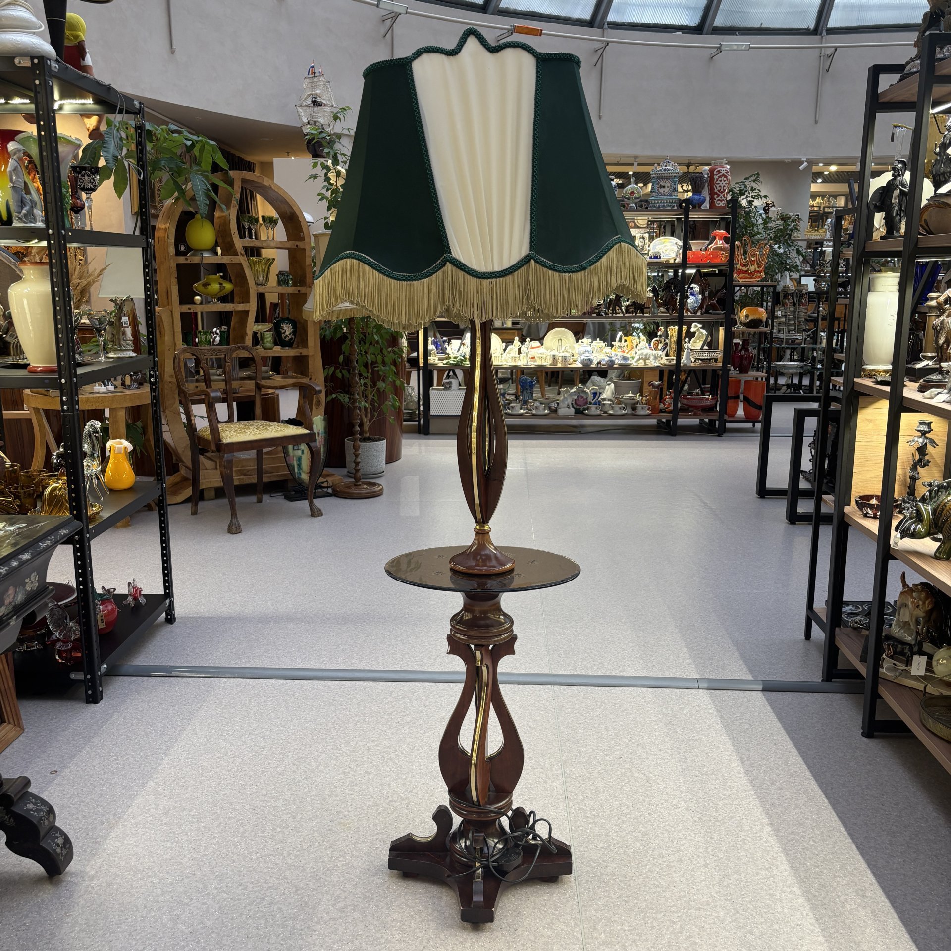 Торшер на фигурном основании с зеленым абажуром