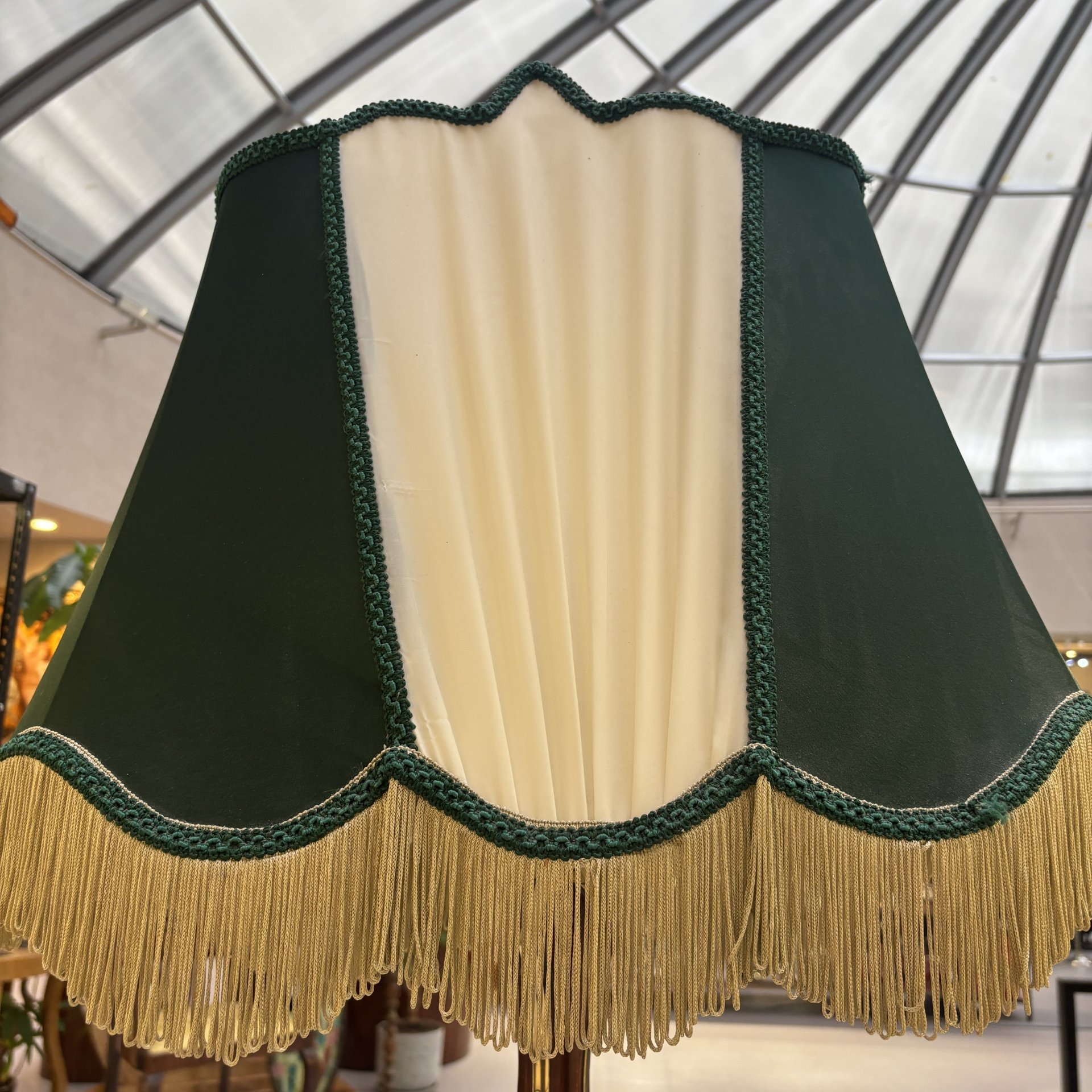 Торшер на фигурном основании с зеленым абажуром