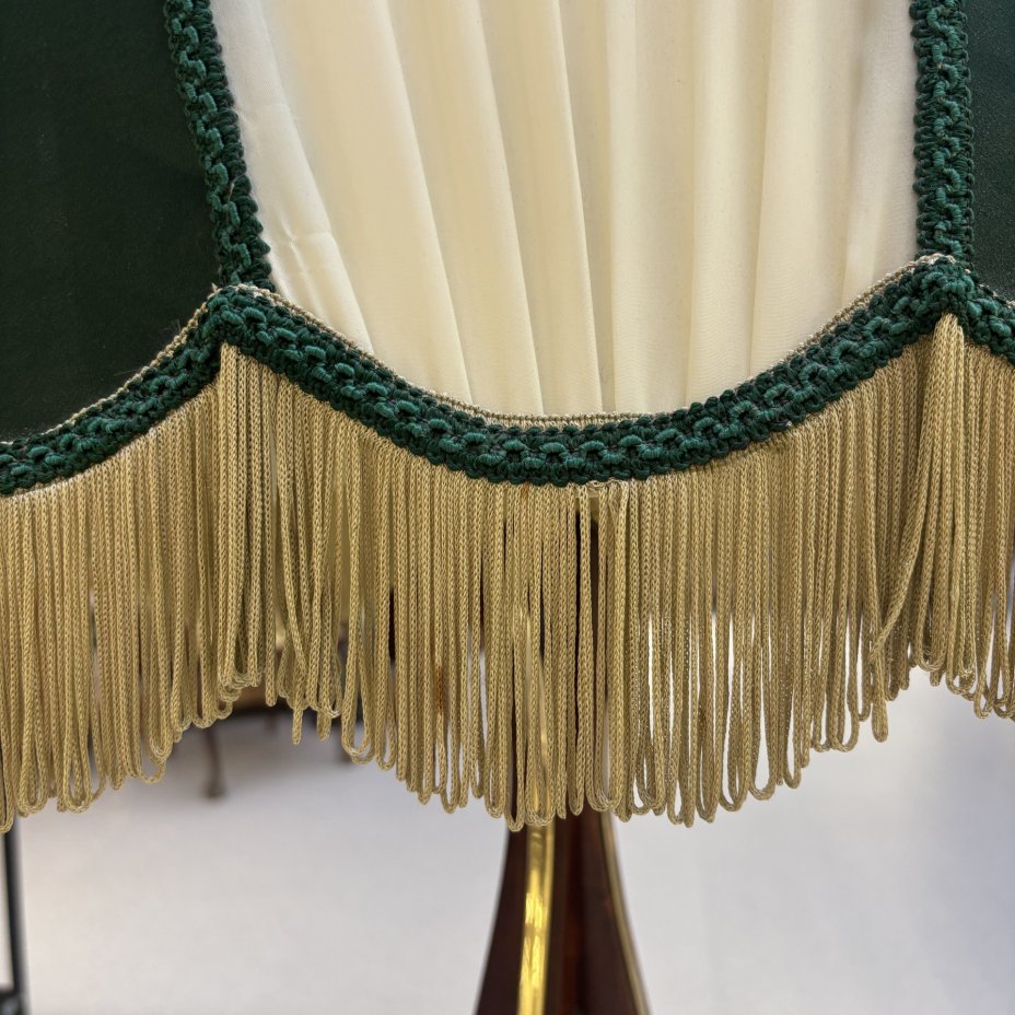 Торшер на фигурном основании с зеленым абажуром