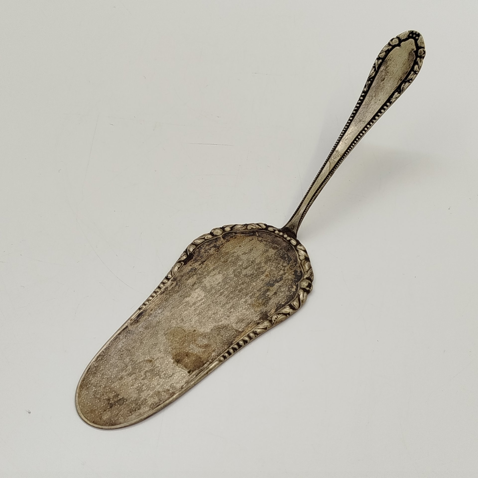 Лопатка для торта, украшенная растительным декором, фирма "Kraft Alpacca"