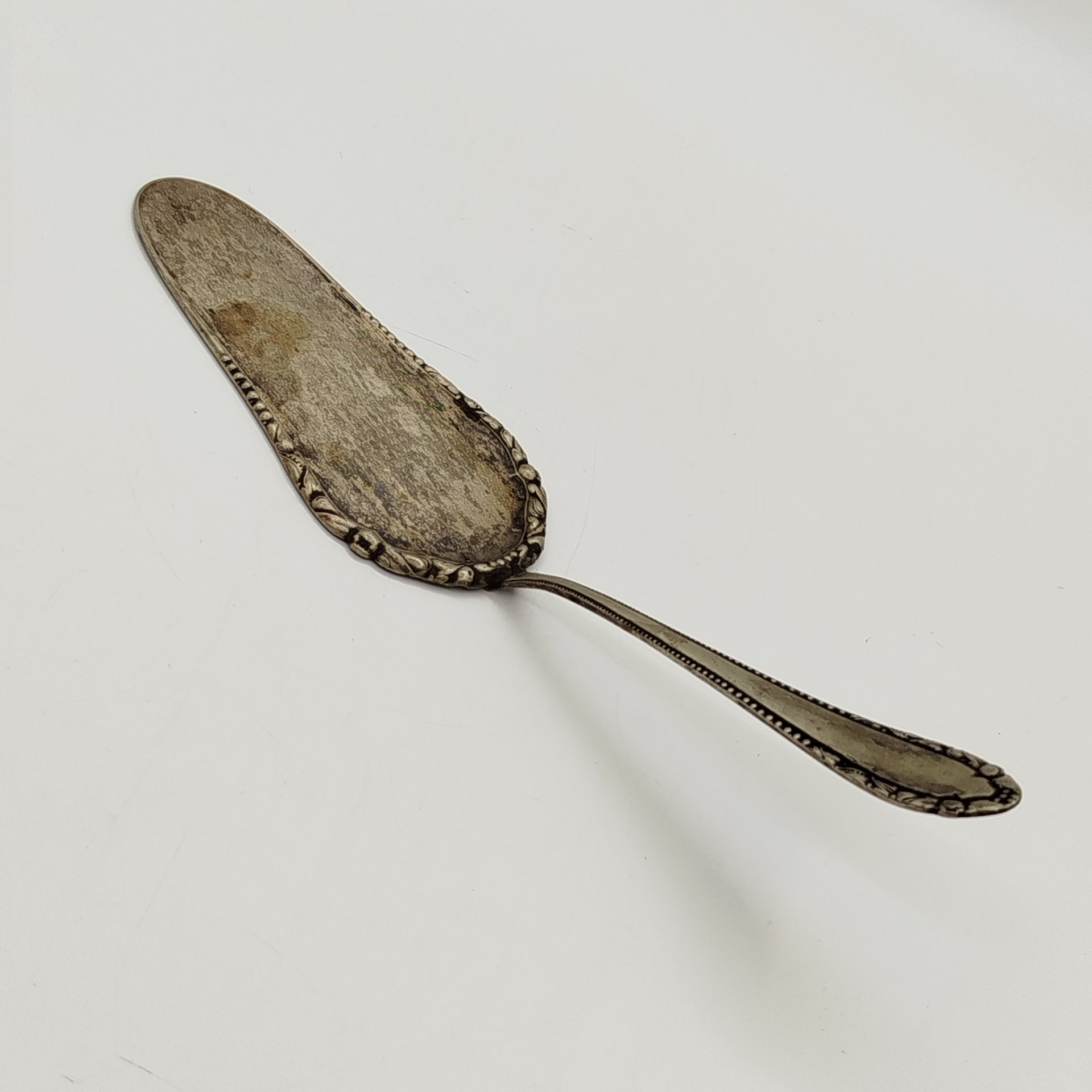 Лопатка для торта, украшенная растительным декором, фирма "Kraft Alpacca"