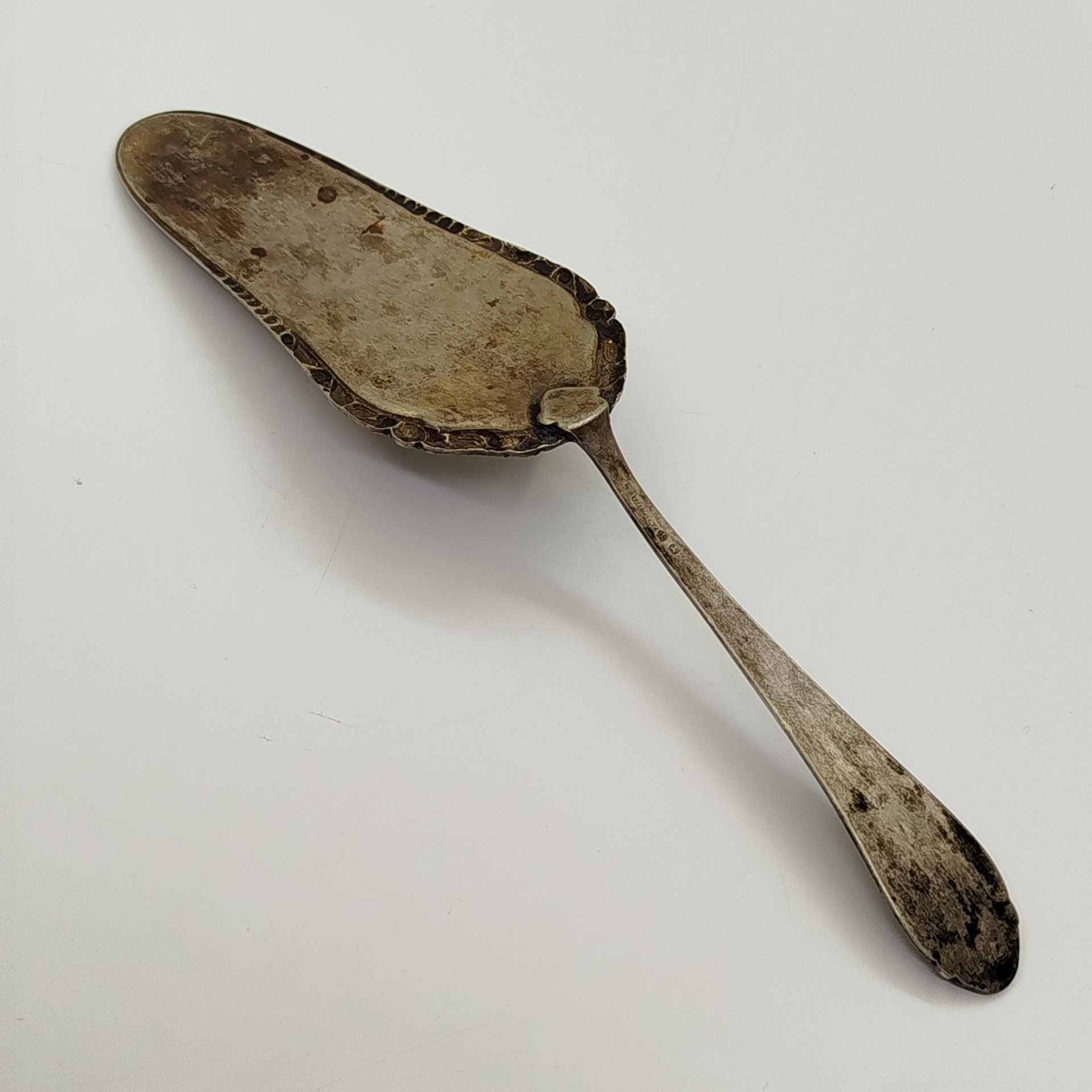 Лопатка для торта, украшенная растительным декором, фирма "Kraft Alpacca"