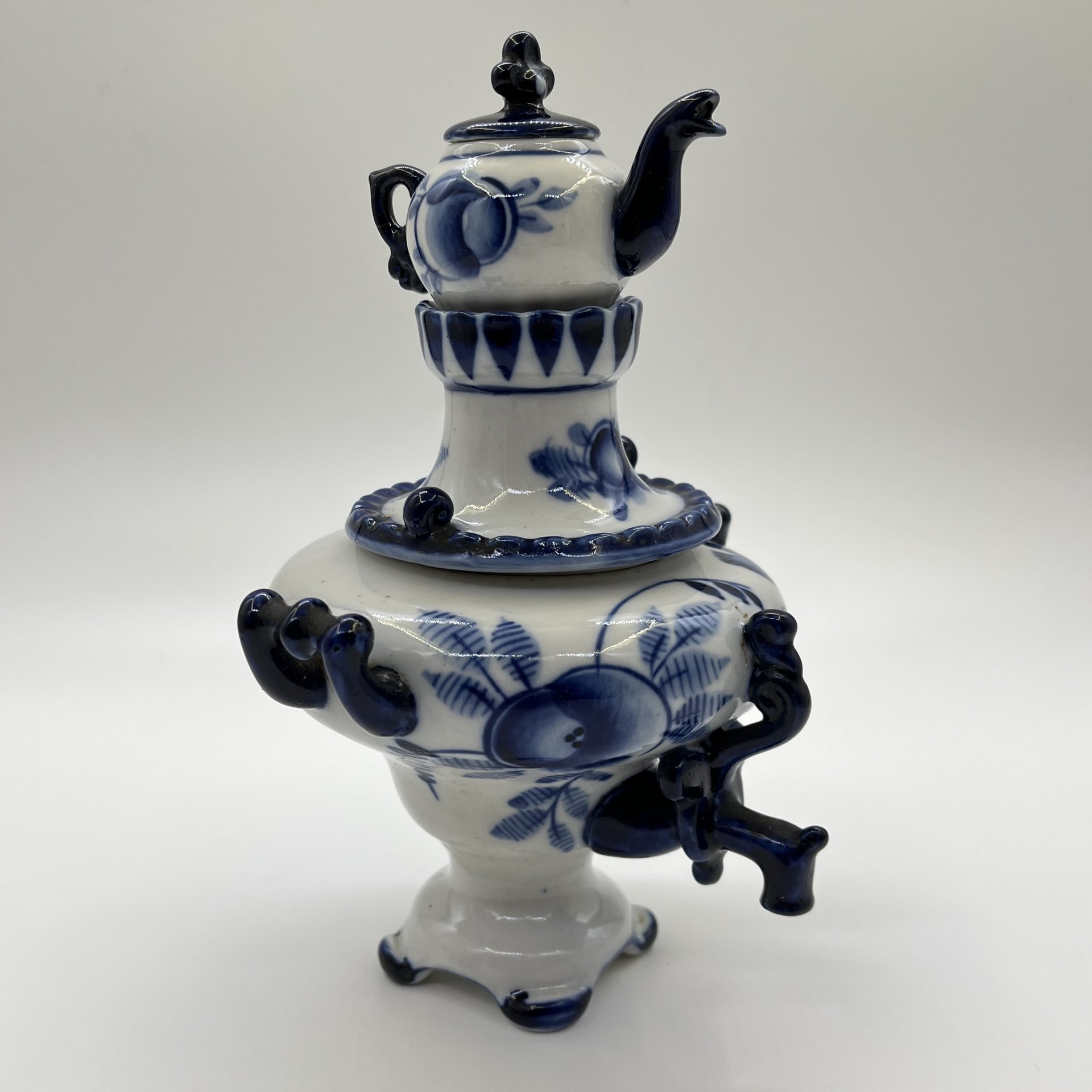 Самовар декоративный с чайником, украшенный цветочным декором, фарфор, роспись, Объединение «Гжель», СССР, 1972-1985 гг.