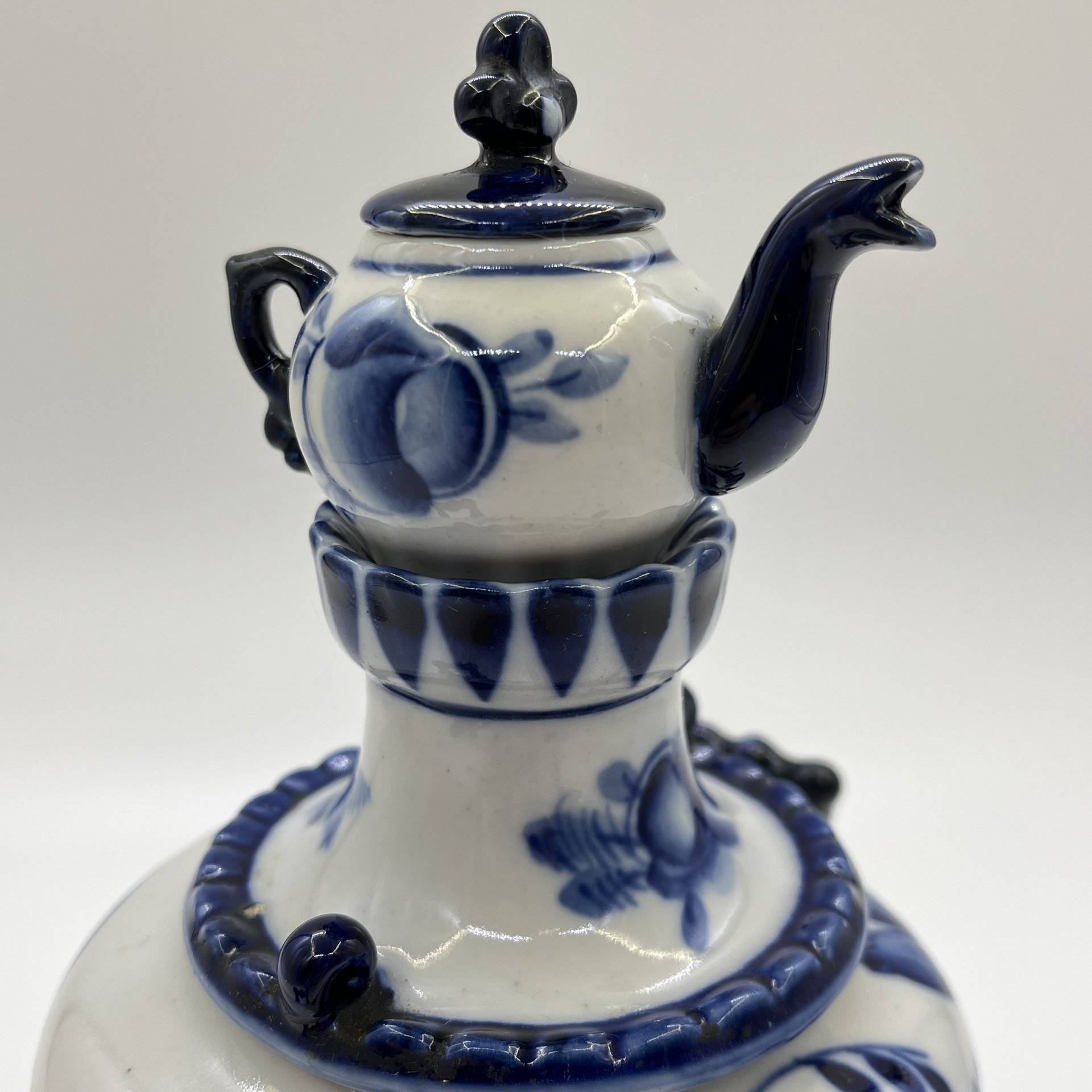 Самовар декоративный с чайником, украшенный цветочным декором, фарфор, роспись, Объединение «Гжель», СССР, 1972-1985 гг.