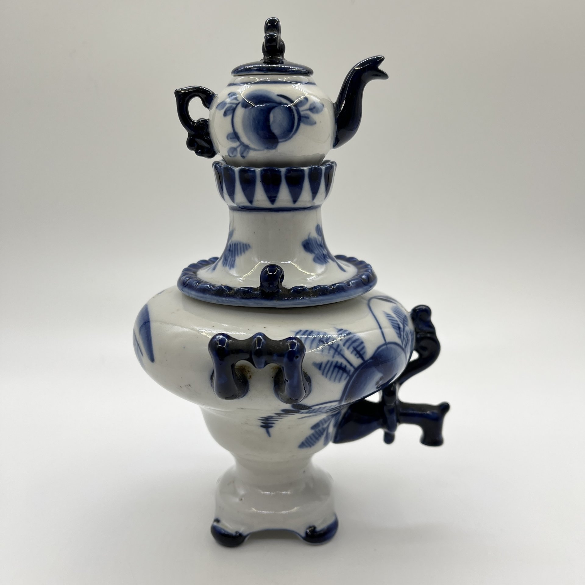 Самовар декоративный с чайником, украшенный цветочным декором, фарфор, роспись, Объединение «Гжель», СССР, 1972-1985 гг.