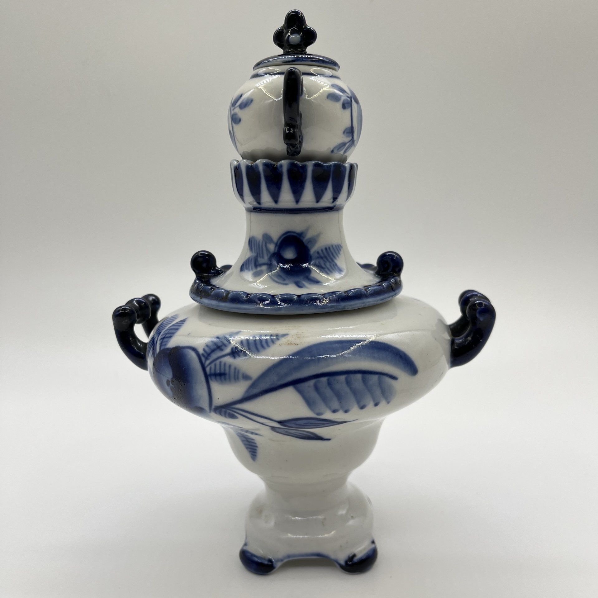 Самовар декоративный с чайником, украшенный цветочным декором, фарфор, роспись, Объединение «Гжель», СССР, 1972-1985 гг.