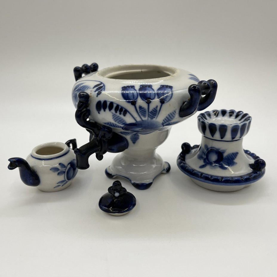 Самовар декоративный с чайником, украшенный цветочным декором, фарфор, роспись, Объединение «Гжель», СССР, 1972-1985 гг.