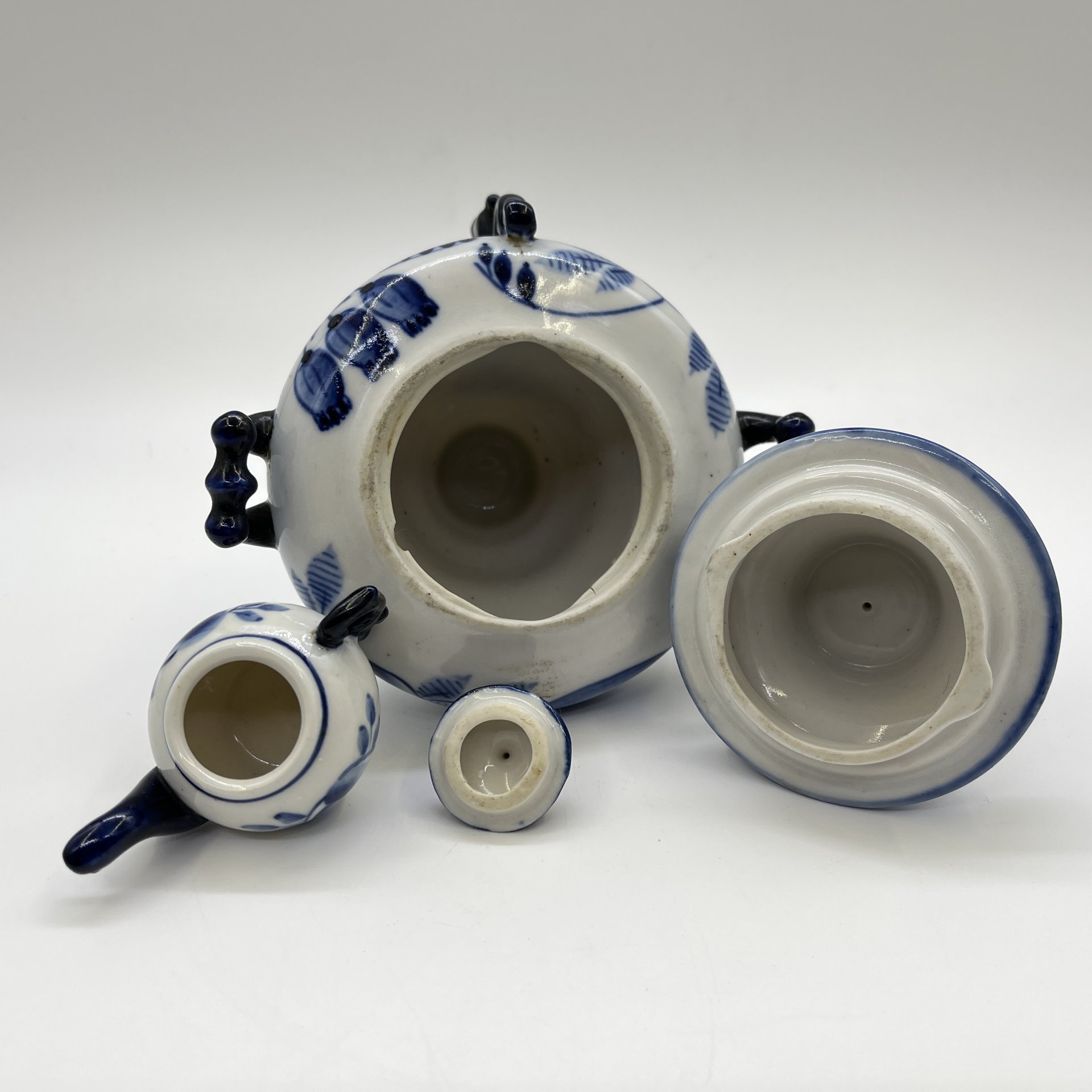 Самовар декоративный с чайником, украшенный цветочным декором, фарфор, роспись, Объединение «Гжель», СССР, 1972-1985 гг.