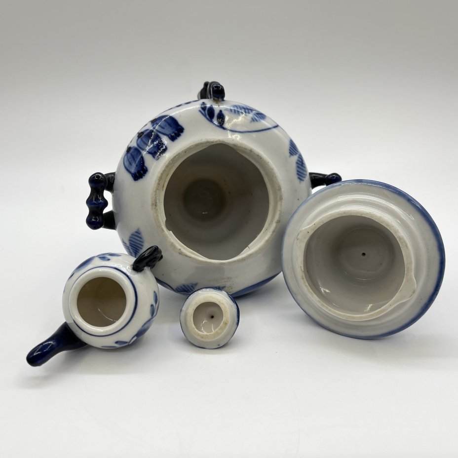 Самовар декоративный с чайником, украшенный цветочным декором, фарфор, роспись, Объединение «Гжель», СССР, 1972-1985 гг.