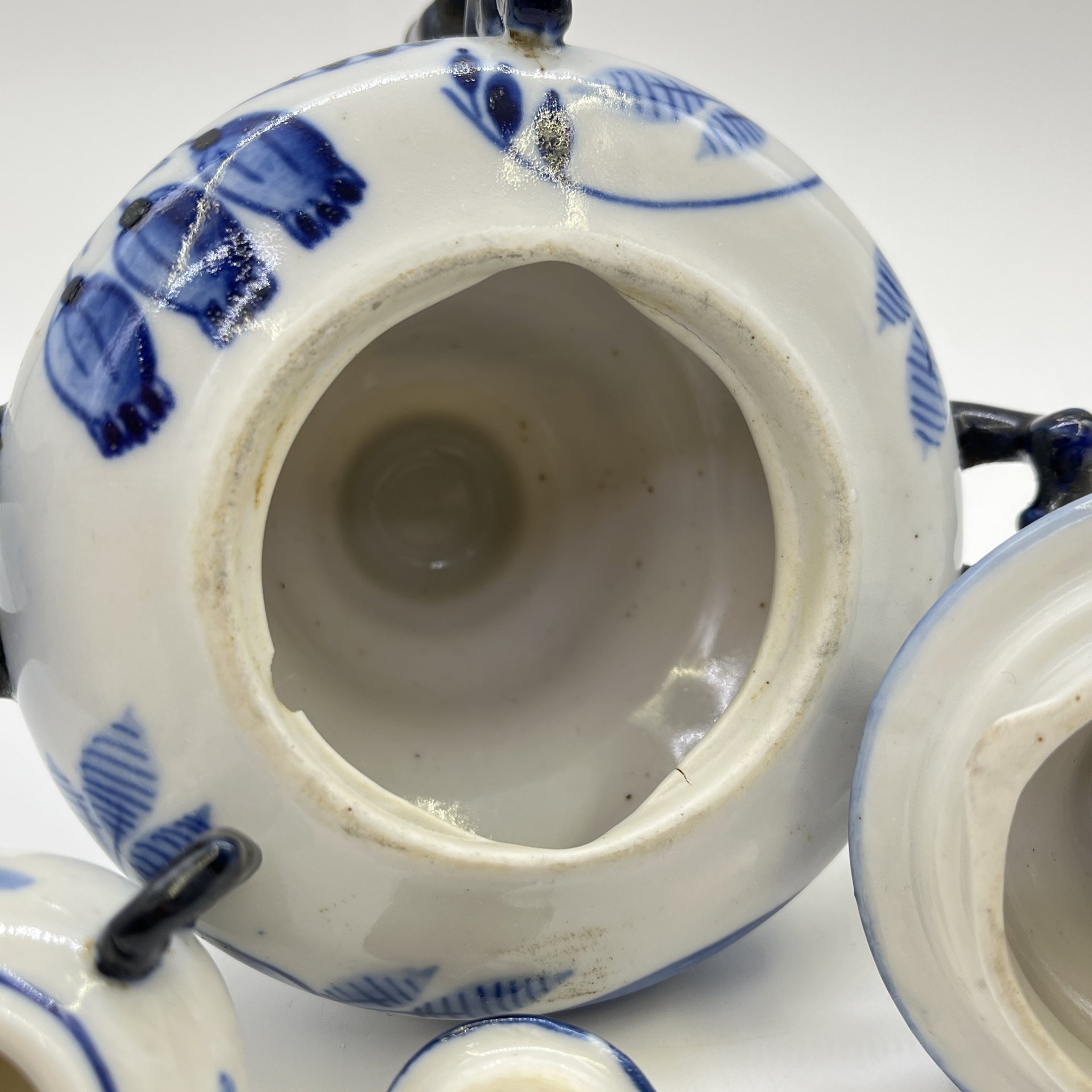 Самовар декоративный с чайником, украшенный цветочным декором, фарфор, роспись, Объединение «Гжель», СССР, 1972-1985 гг.