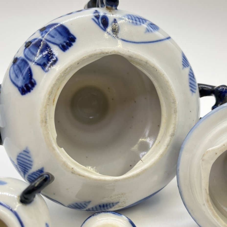 Самовар декоративный с чайником, украшенный цветочным декором, фарфор, роспись, Объединение «Гжель», СССР, 1972-1985 гг.