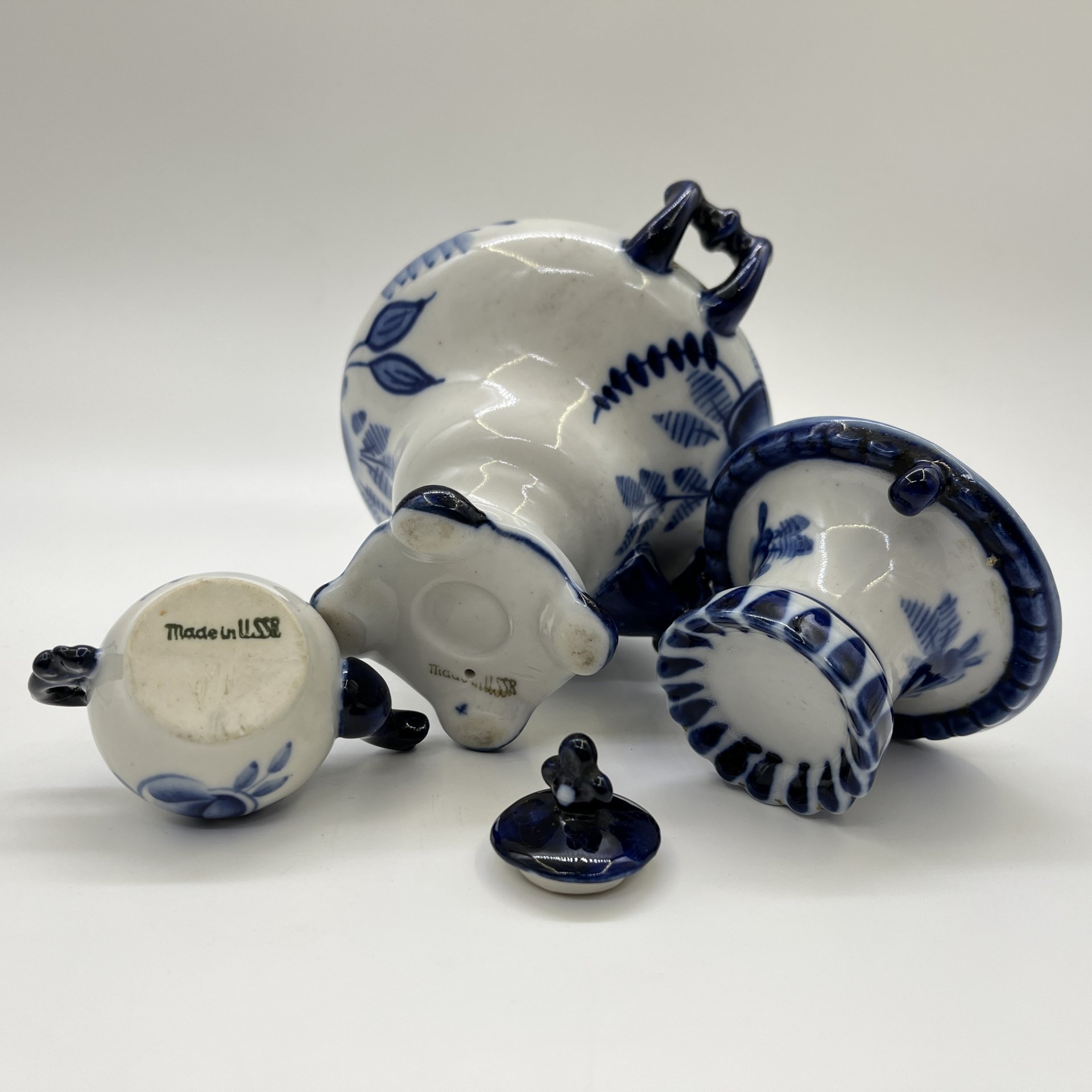 Самовар декоративный с чайником, украшенный цветочным декором, фарфор, роспись, Объединение «Гжель», СССР, 1972-1985 гг.