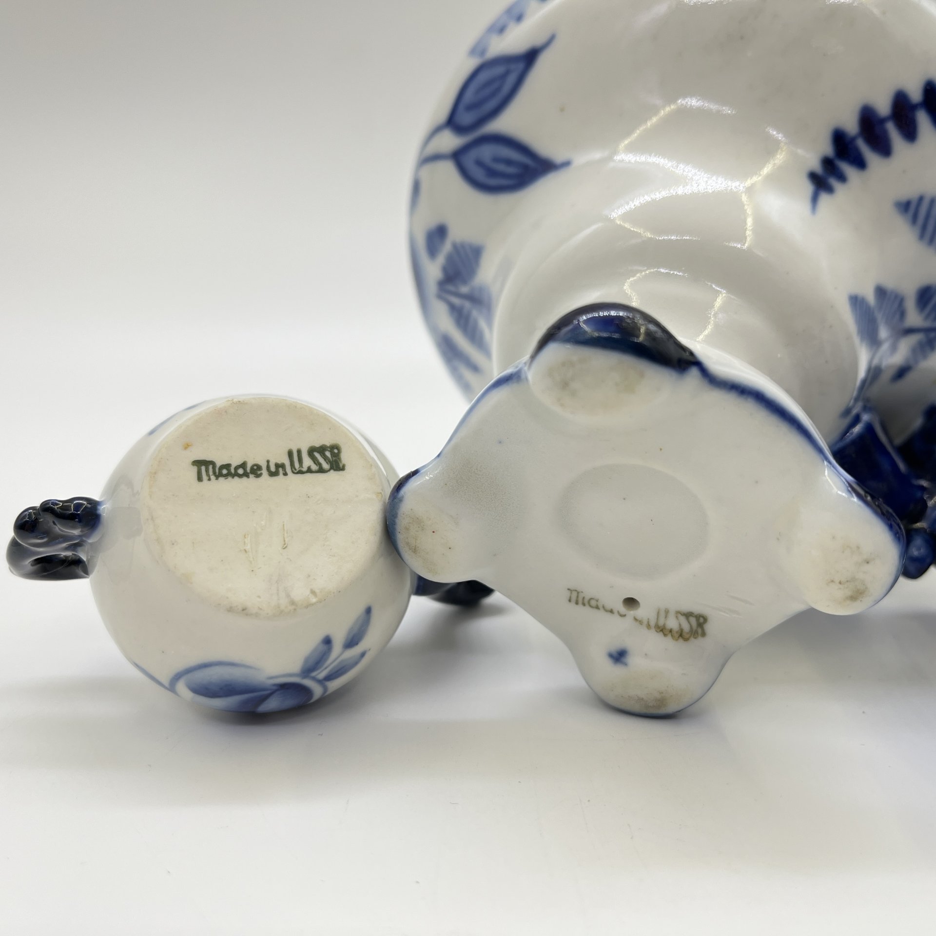 Самовар декоративный с чайником, украшенный цветочным декором, фарфор, роспись, Объединение «Гжель», СССР, 1972-1985 гг.