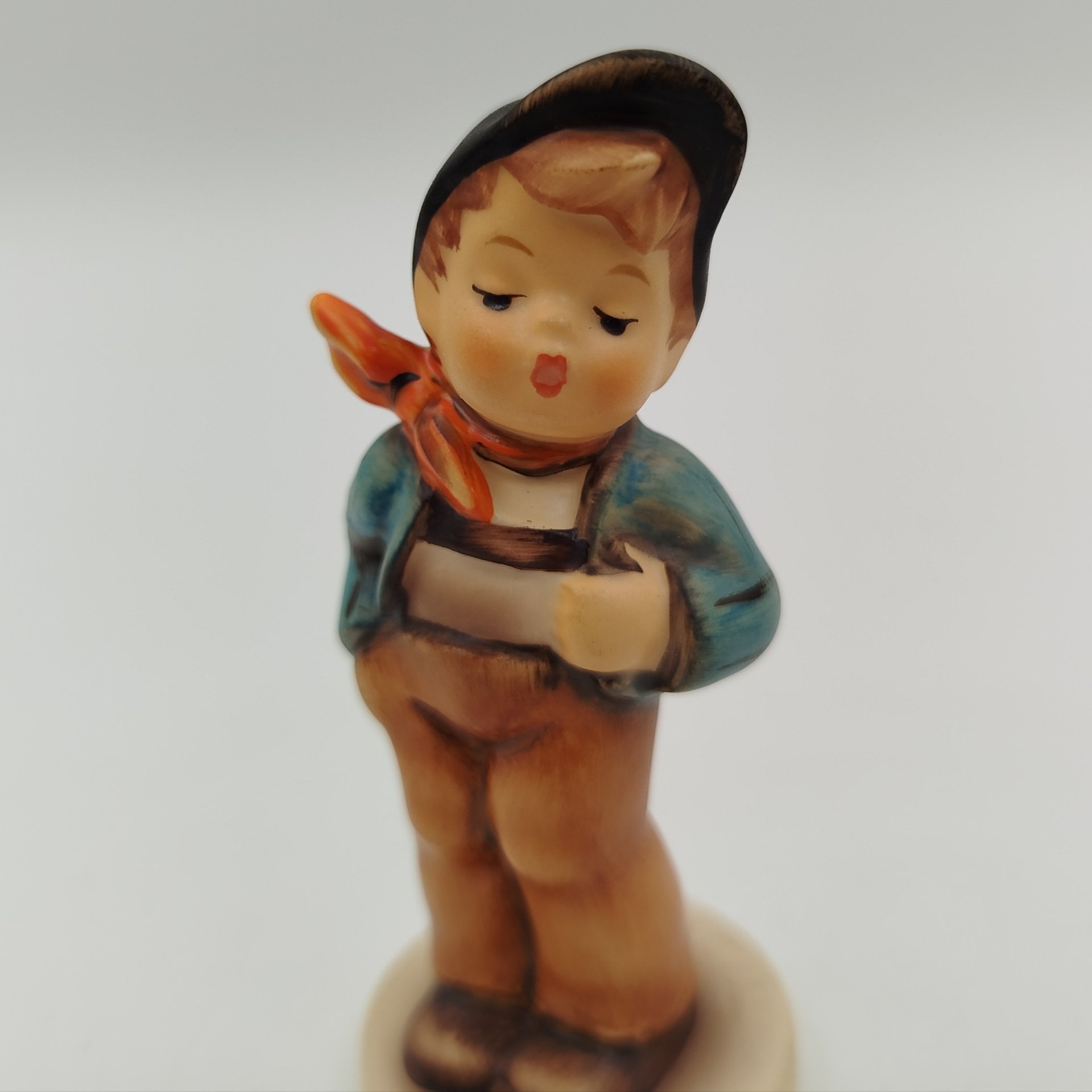 Статуэтка "Счастливчик",  M.I. Hummel  Membership, фарфор, роспись, Goebel, Goebel
