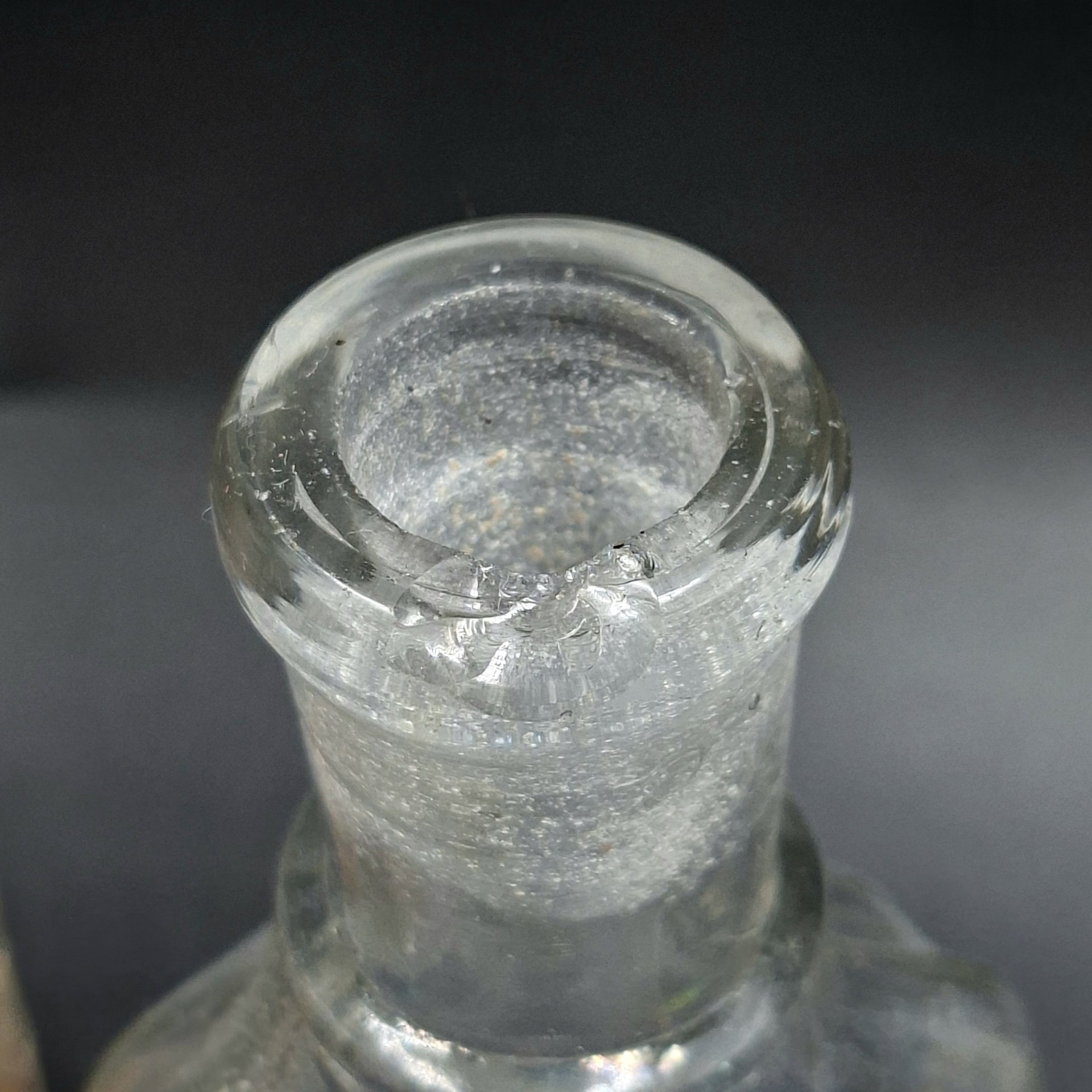 Набор из четырех уплощенных флаконов различных форм