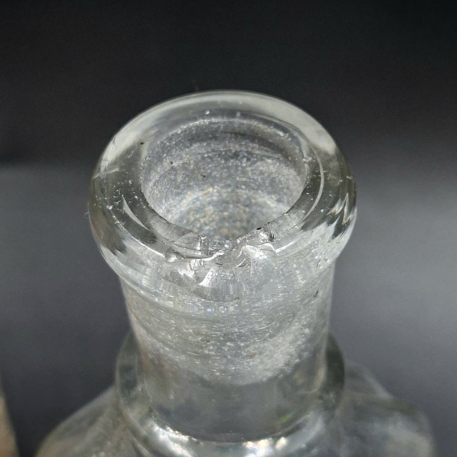 Набор из четырех уплощенных флаконов различных форм