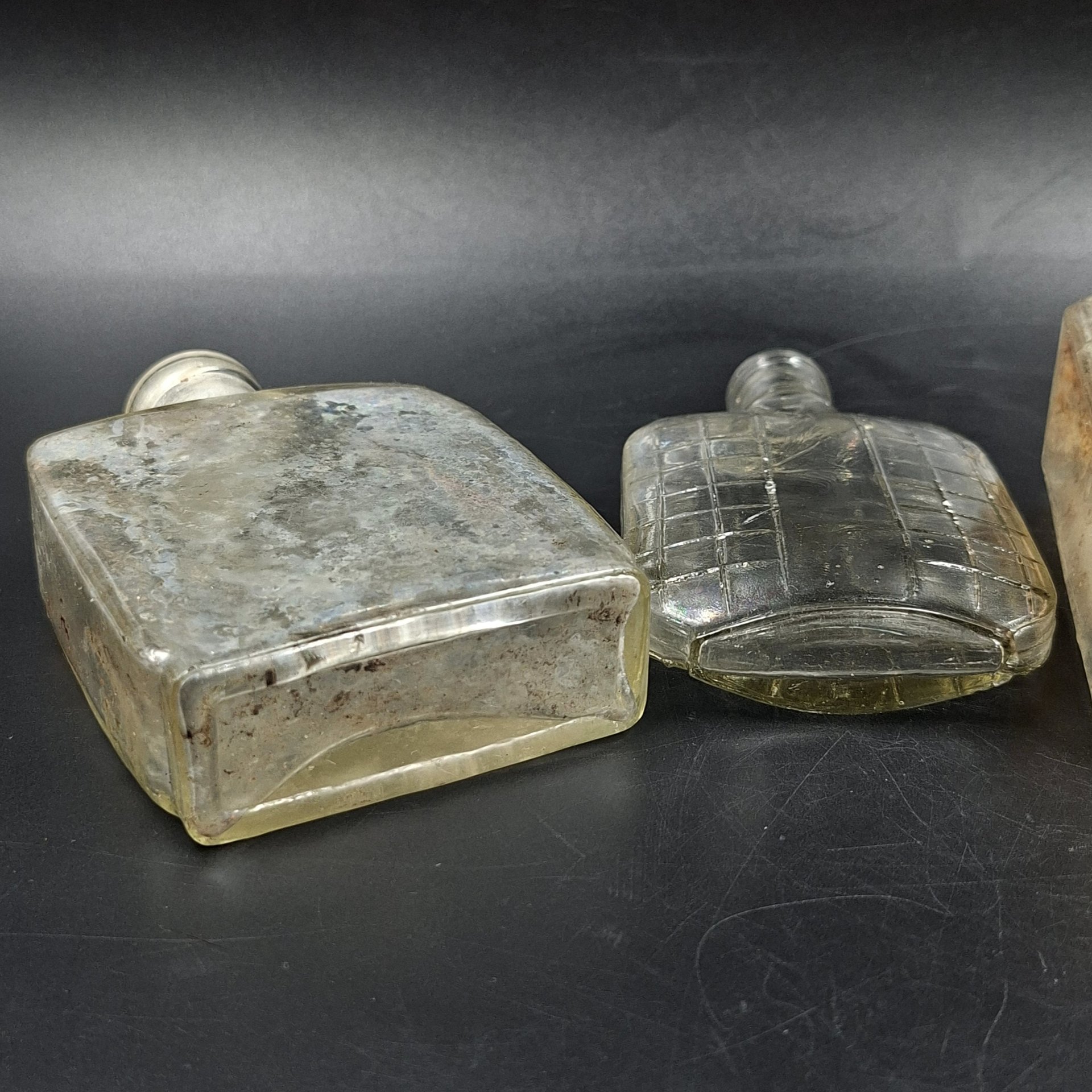 Набор из четырех уплощенных флаконов различных форм