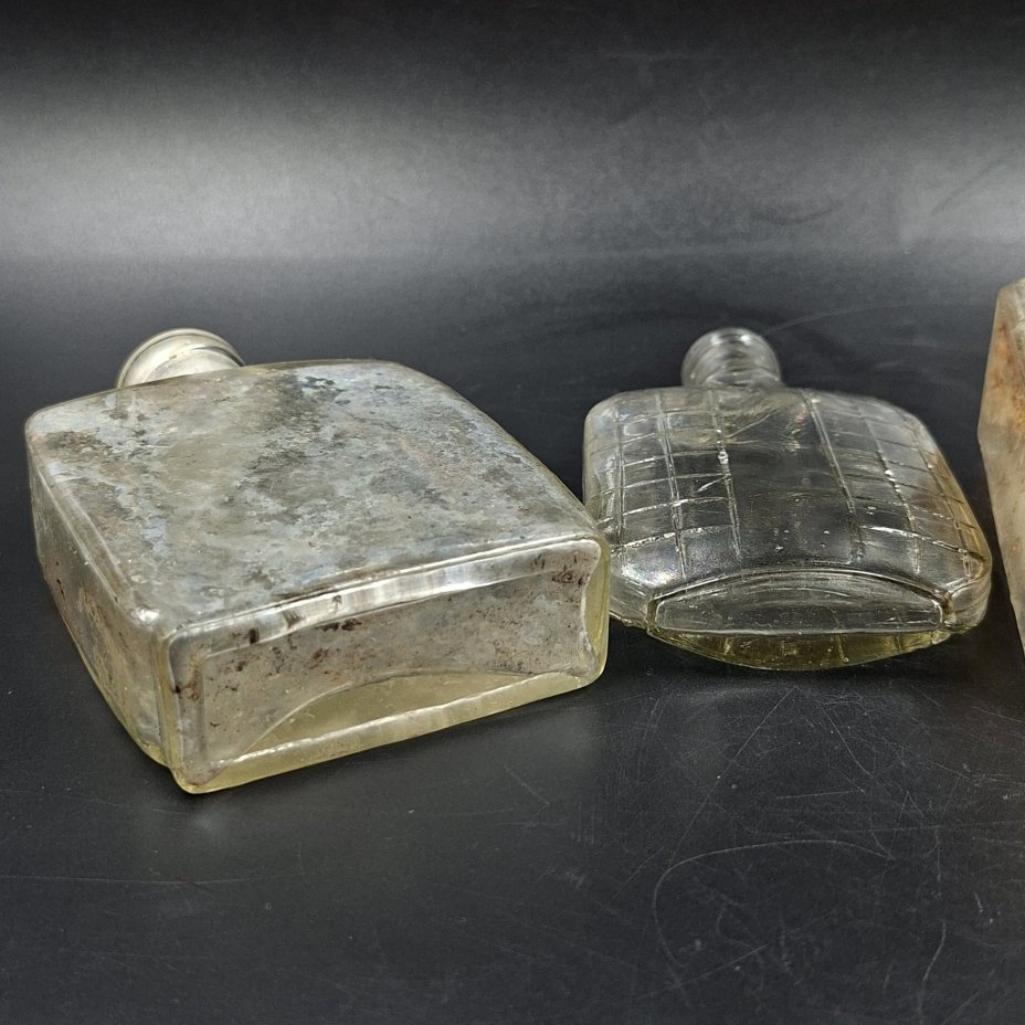 Набор из четырех уплощенных флаконов различных форм