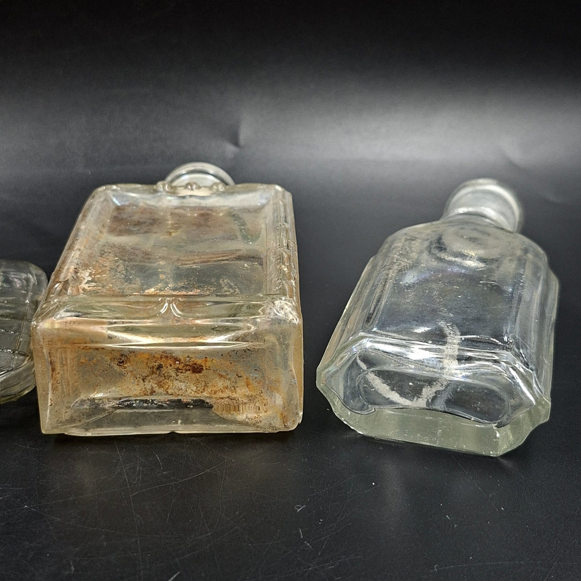 Набор из четырех уплощенных флаконов различных форм