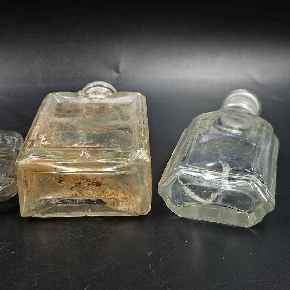 Набор из четырех уплощенных флаконов различных форм