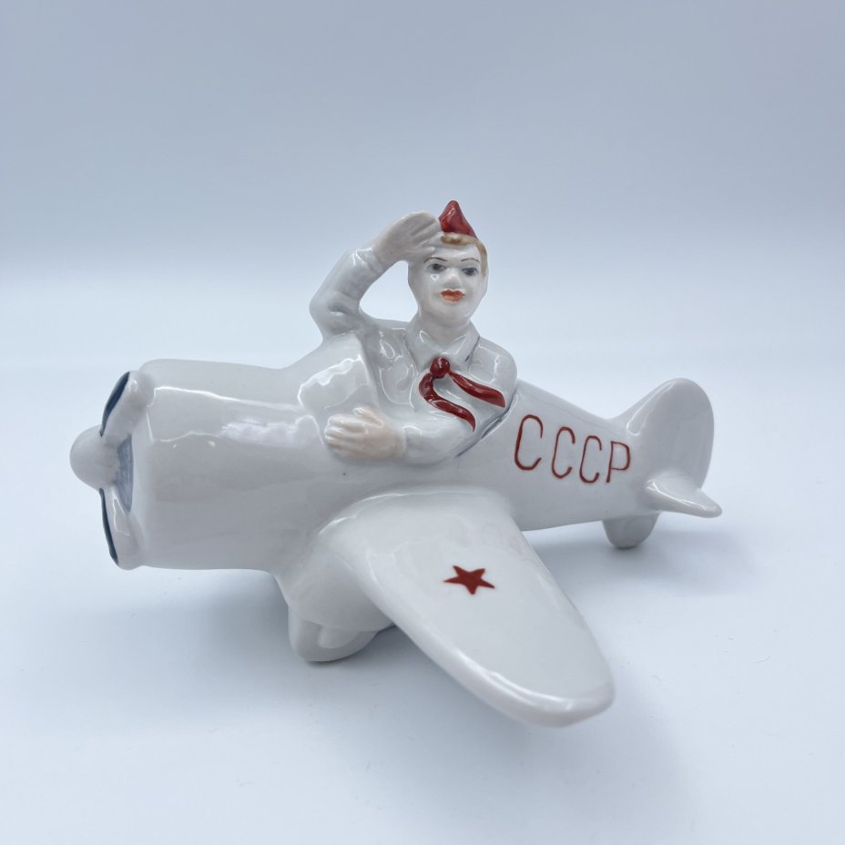 Статуэтка "Пионер в самолете", фарфор, роспись, Коростенский фарфоровый завод (КФЗ), Украина, 1980-2000 гг.