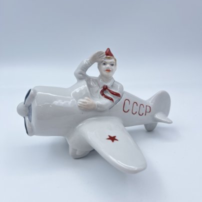 Статуэтка "Пионер в самолете", фарфор, роспись, Коростенский фарфоровый завод (КФЗ), Украина, 1980-2000 гг., Коростенский фарфоровый завод (КФЗ)