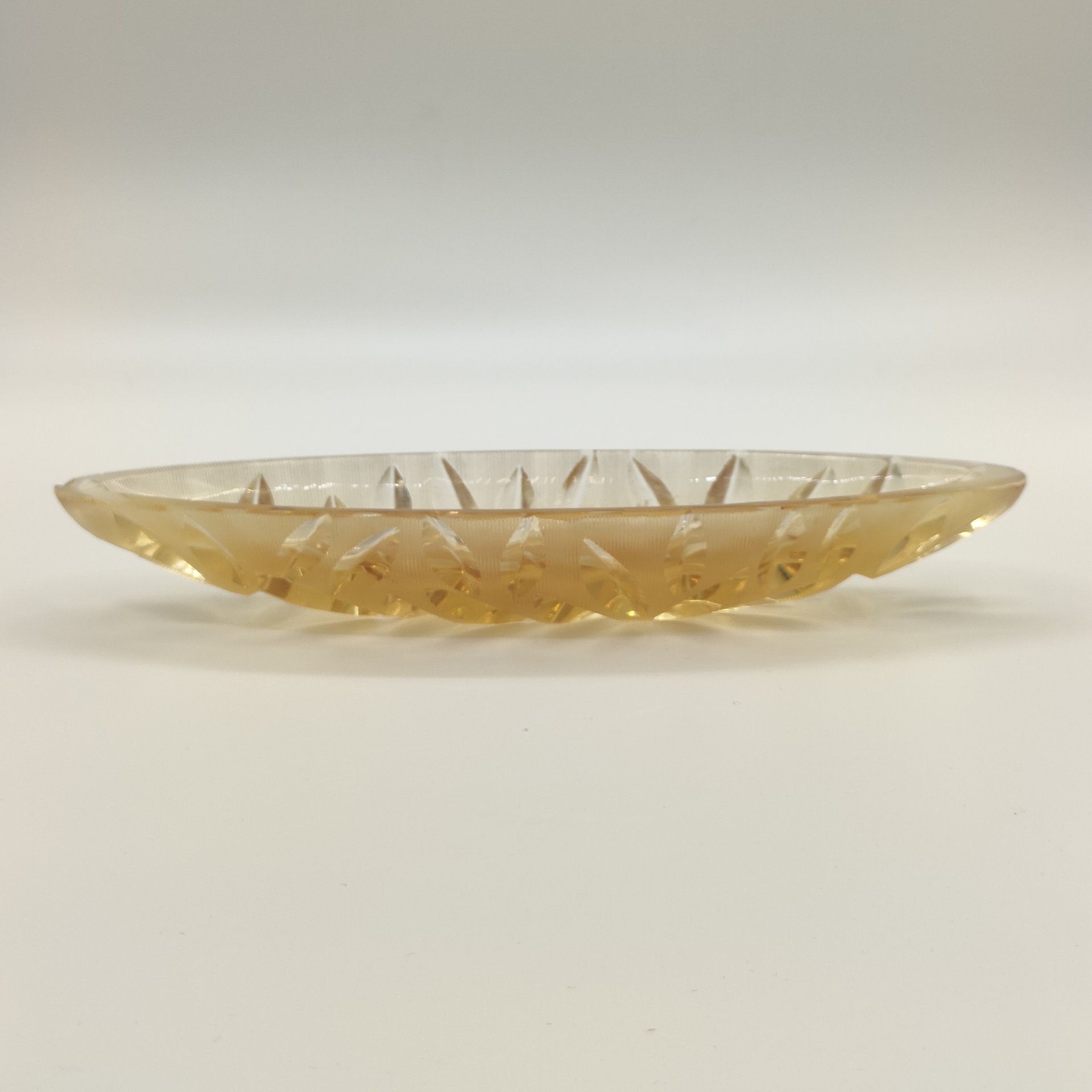 Лоток из туалетного набора "Листики", автор Х.М. Пыльд, цветное стекло, алмазная грань, Ленинградский завод художественного стекла (ЛЗХС), СССР, 1960-1980 гг.