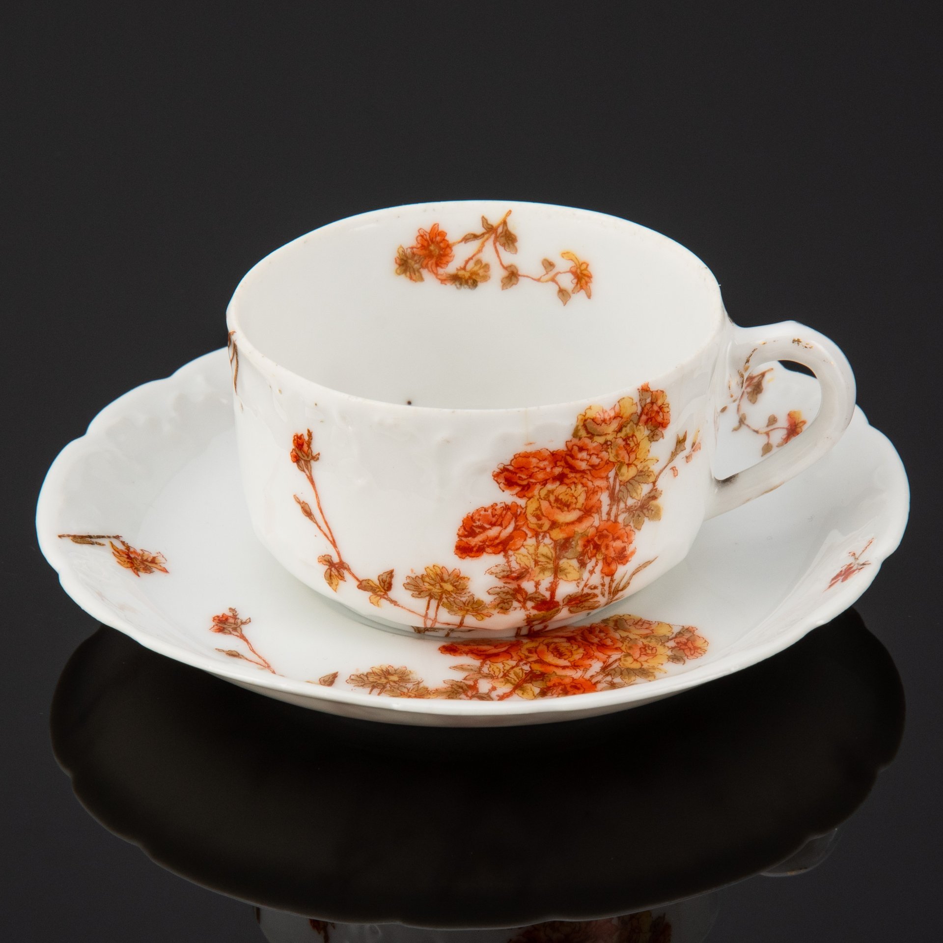 Пара кофейная с декором в виде цветов и бабочек, фарфор, деколь, золочение, Фарфоровый завод братьев Корниловых, Российская империя, 1884-1917 гг.