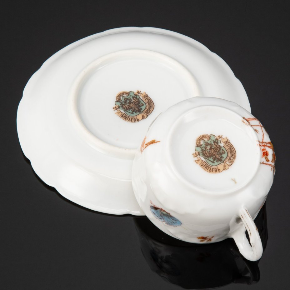 Пара кофейная с декором в виде цветов и бабочек, фарфор, деколь, золочение, Фарфоровый завод братьев Корниловых, Российская империя, 1884-1917 гг.