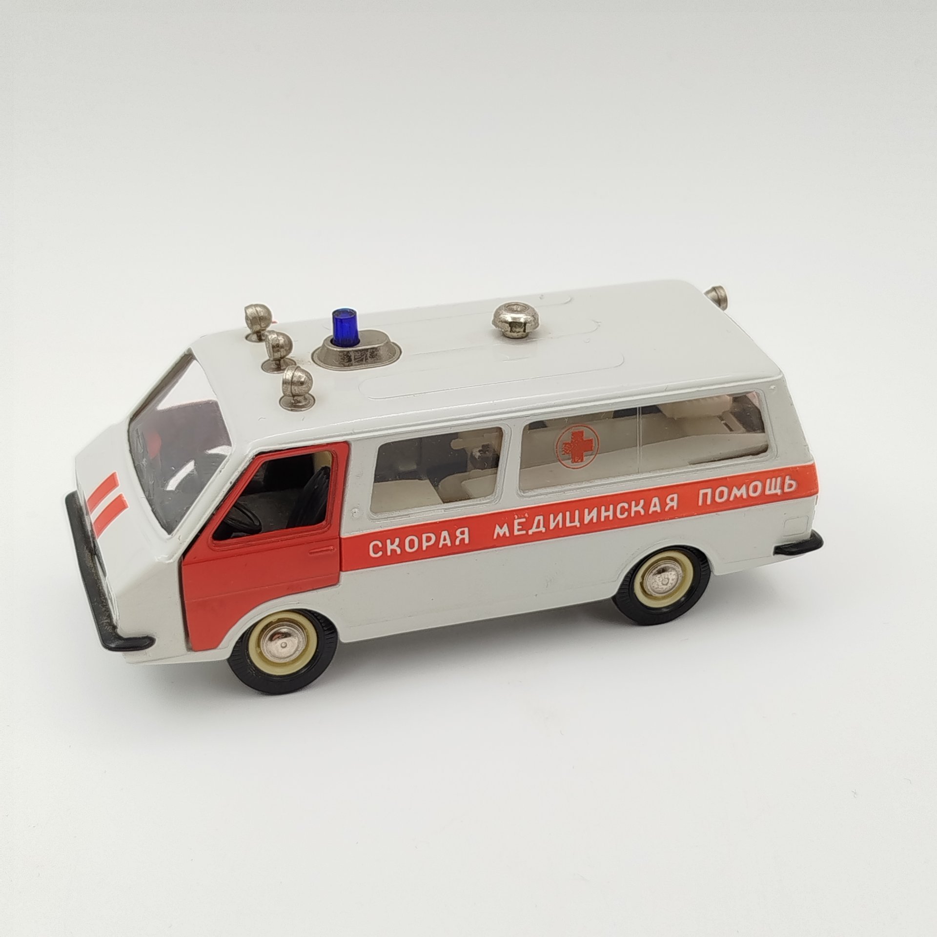 Модель микроавтобуса РАФ-2203 "Скорая помощь" в масштабе 1:43